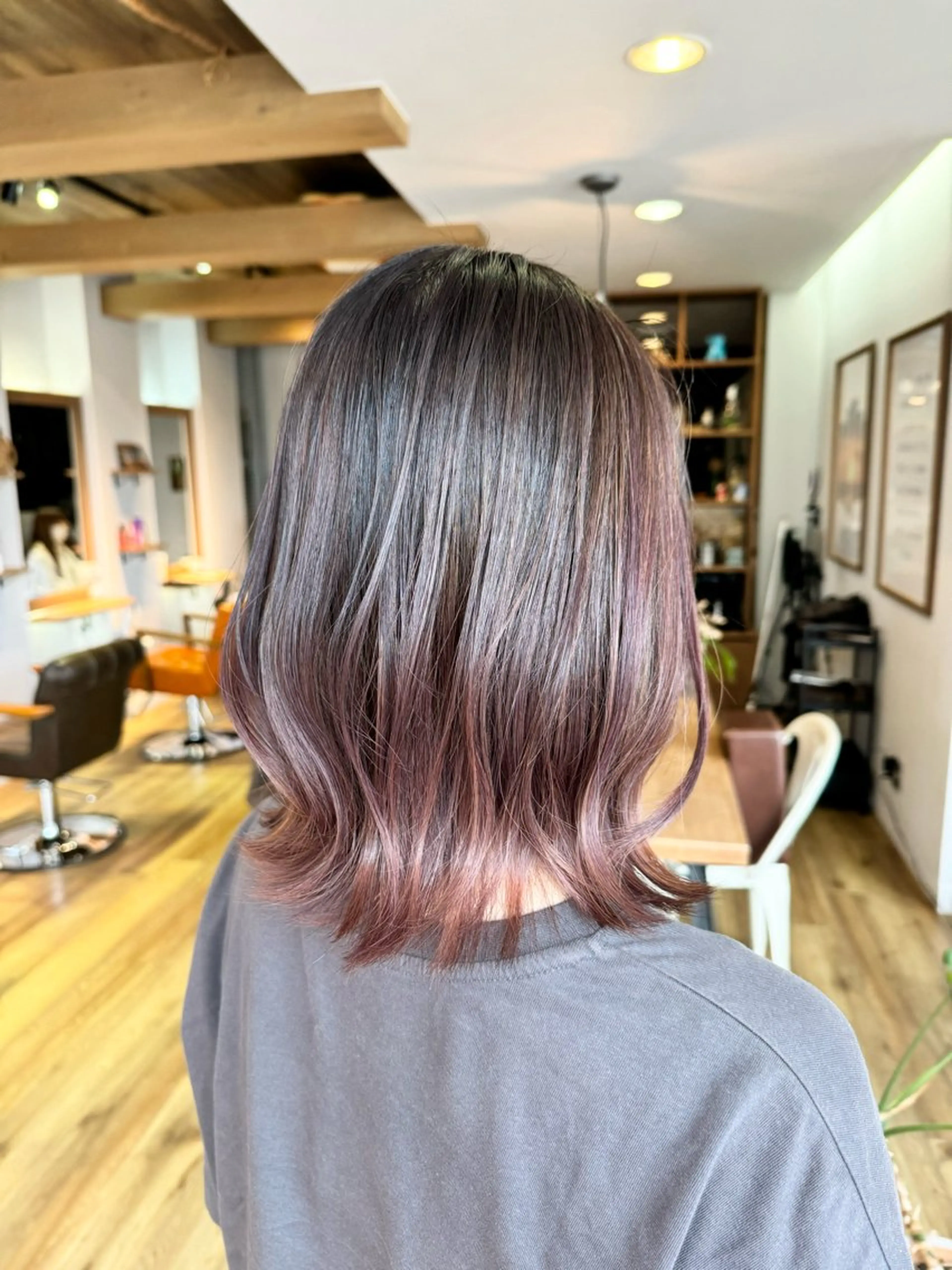 セミロング カラー バレイヤージュ ベージュカラー ラベンダーカラー ラベンダーベージュ レイヤーカット ツキダテ ユイのヘアスタイル