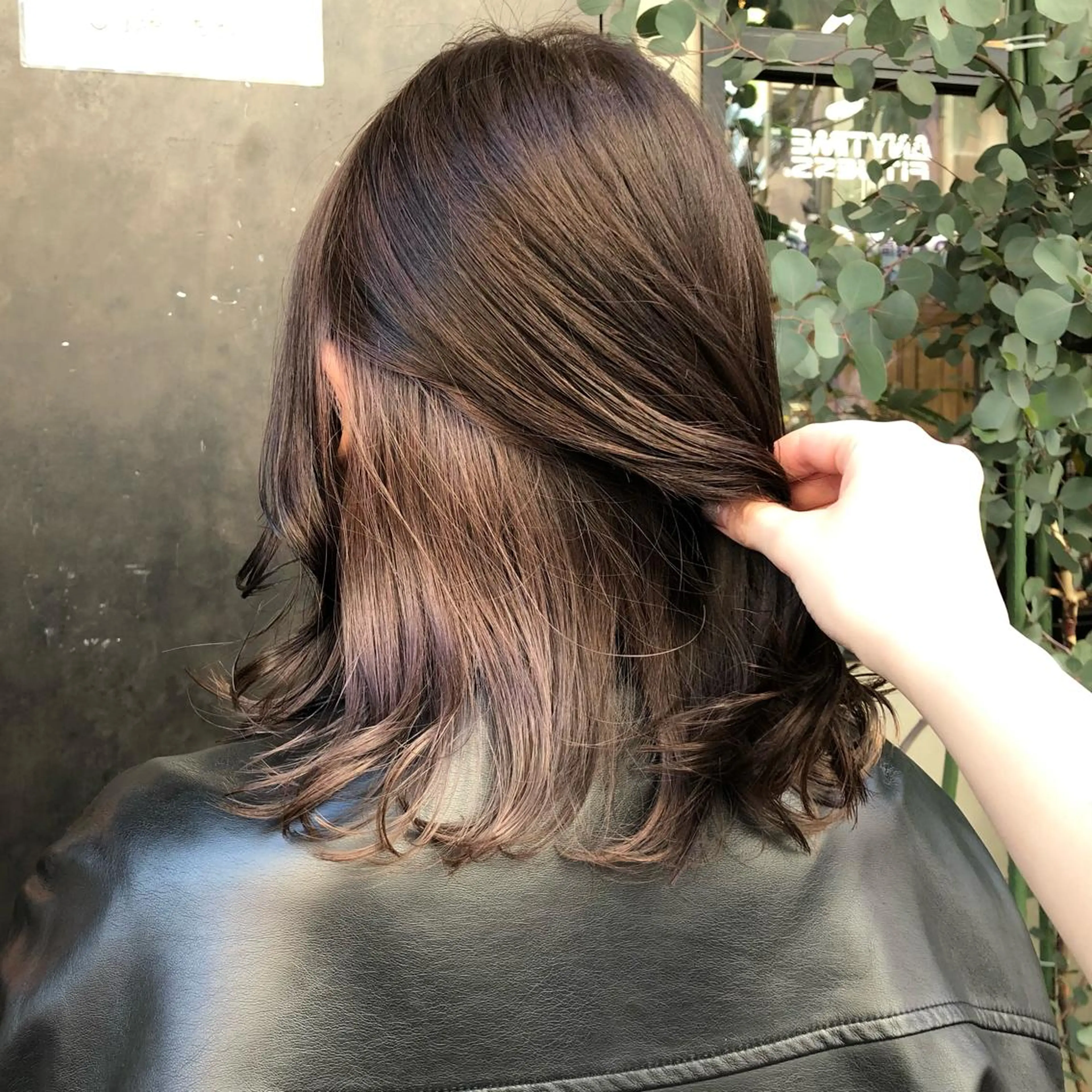 セミロング カラー アッシュ ベージュカラー インナーカラー ラベンダーカラー ラベンダーベージュ ヘアカラー 竹内 春奈のヘアスタイル