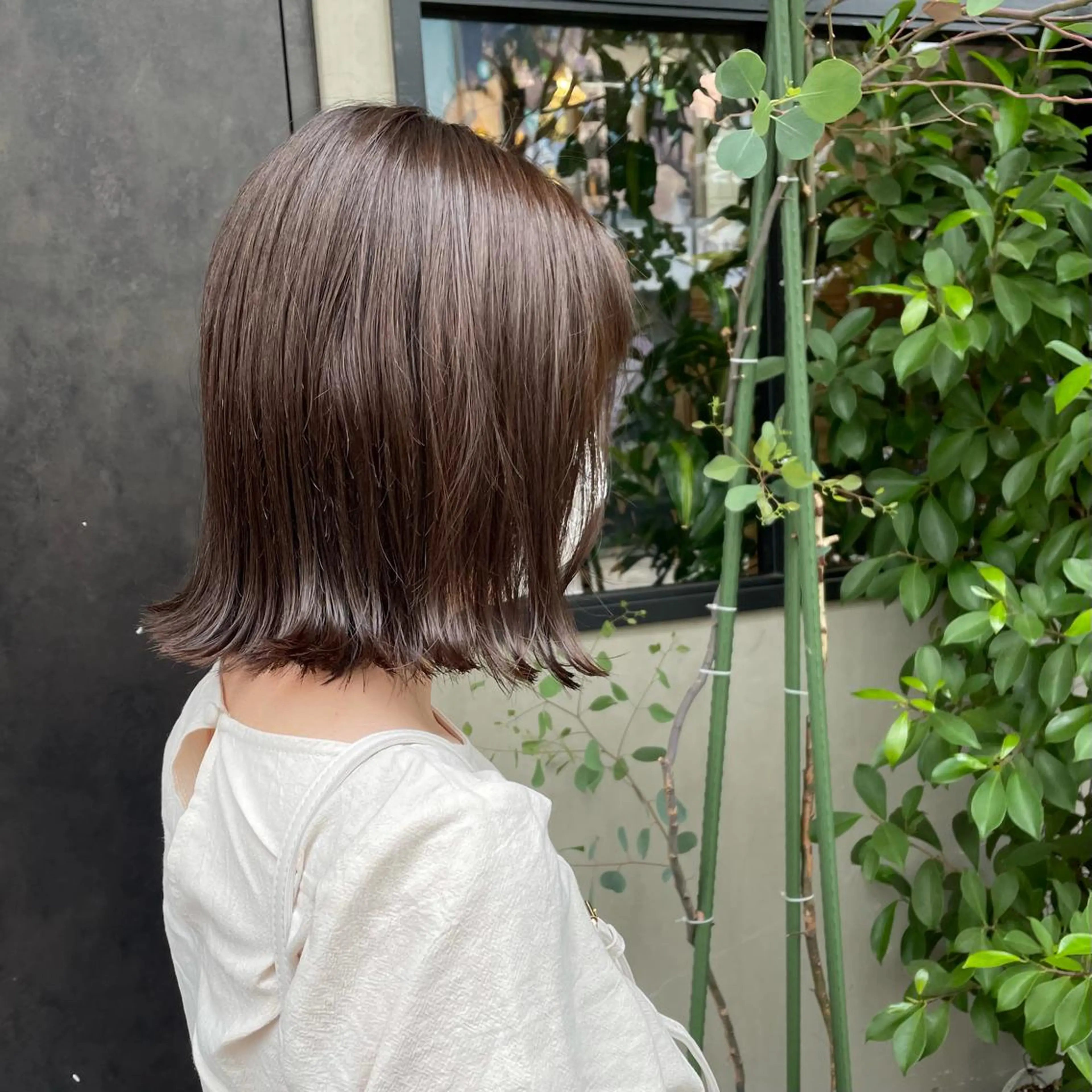 ミディアム カラー グレージュ オリーブグレージュ オリーブグレー ボブ 外ハネヘア 竹内 春奈のヘアスタイル