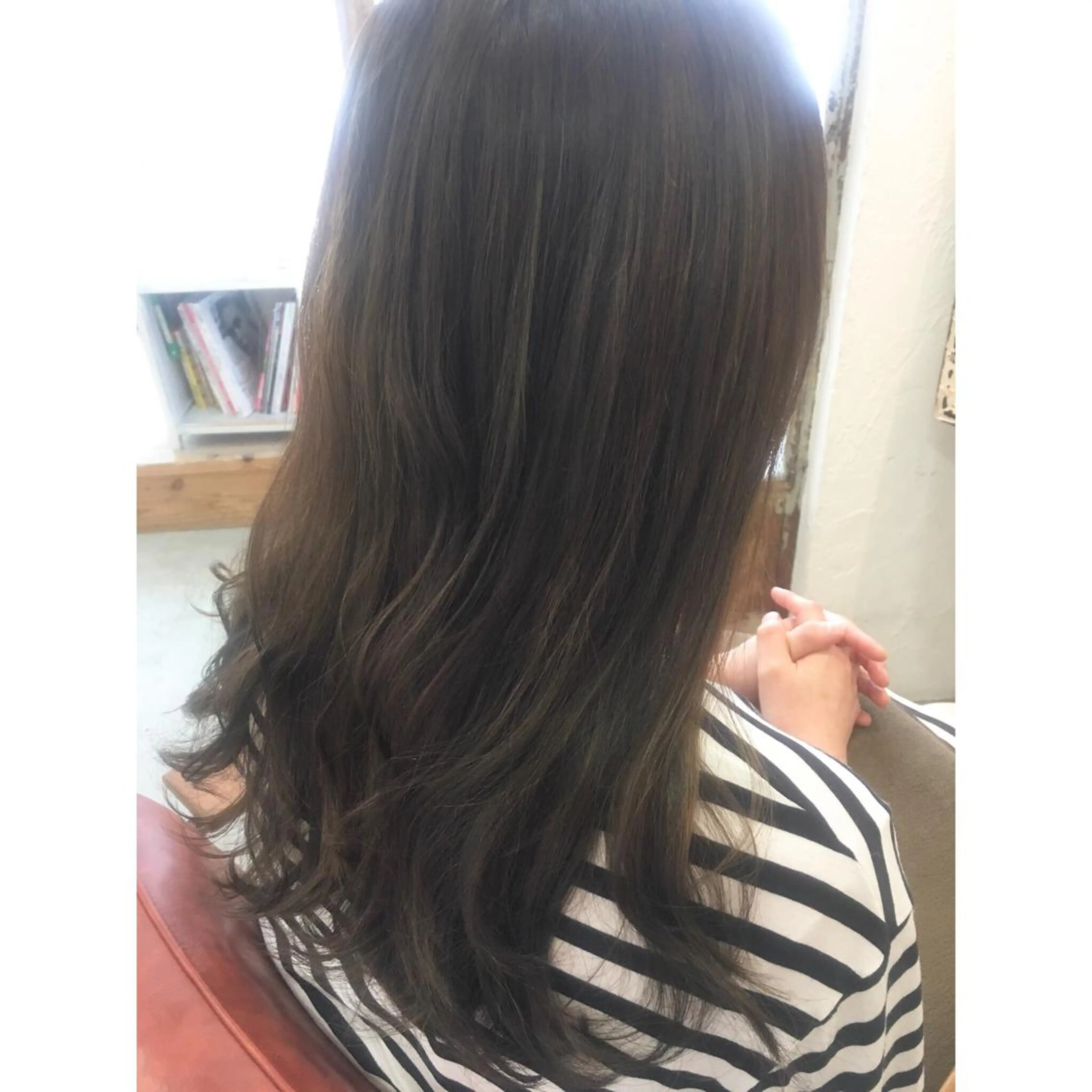 ロング カラー アッシュ ハイライトカラー オリーブアッシュ ハイライト カット ヘアカラー fio マナミのヘアスタイル