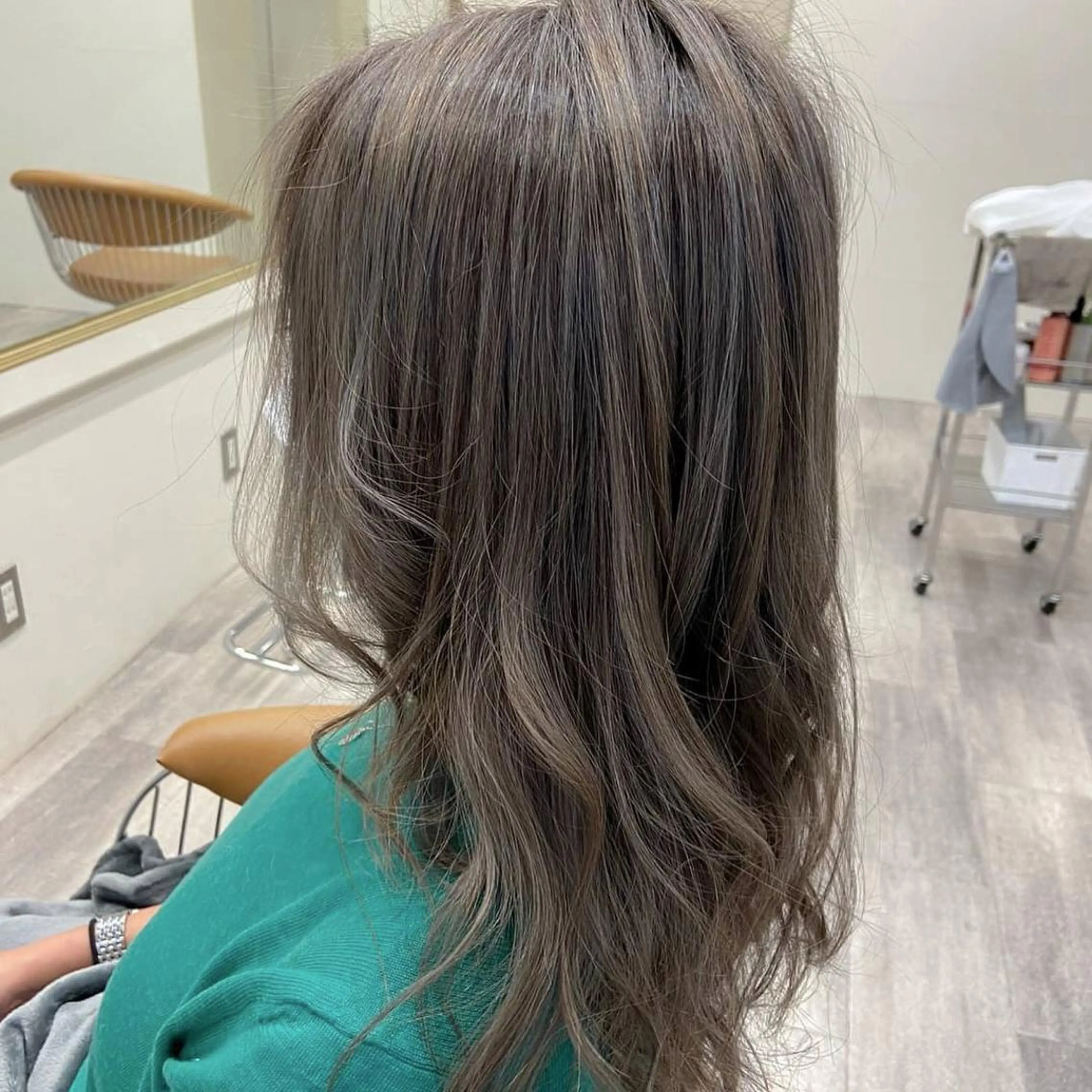 ロング カラー ヘアアレンジ ブリーチ グレージュ ハイトーンカラー ワタナベ リリコのヘアスタイル