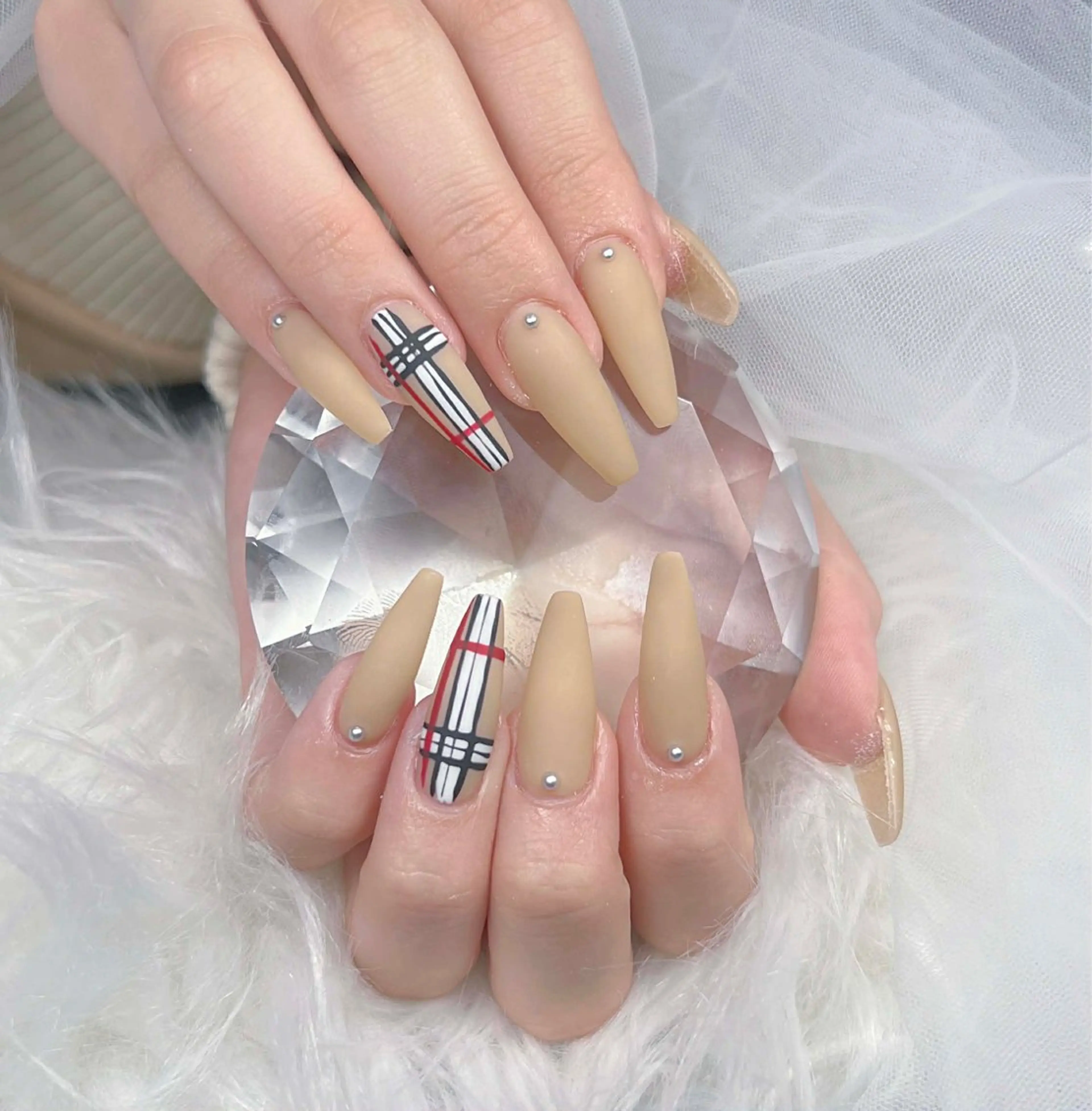 ネイル アートネイル オーロラネイル チークネイル 長さ出し フットネイル ハンドネイル ハンドケア Mio_ Noiranailのネイルデザイン