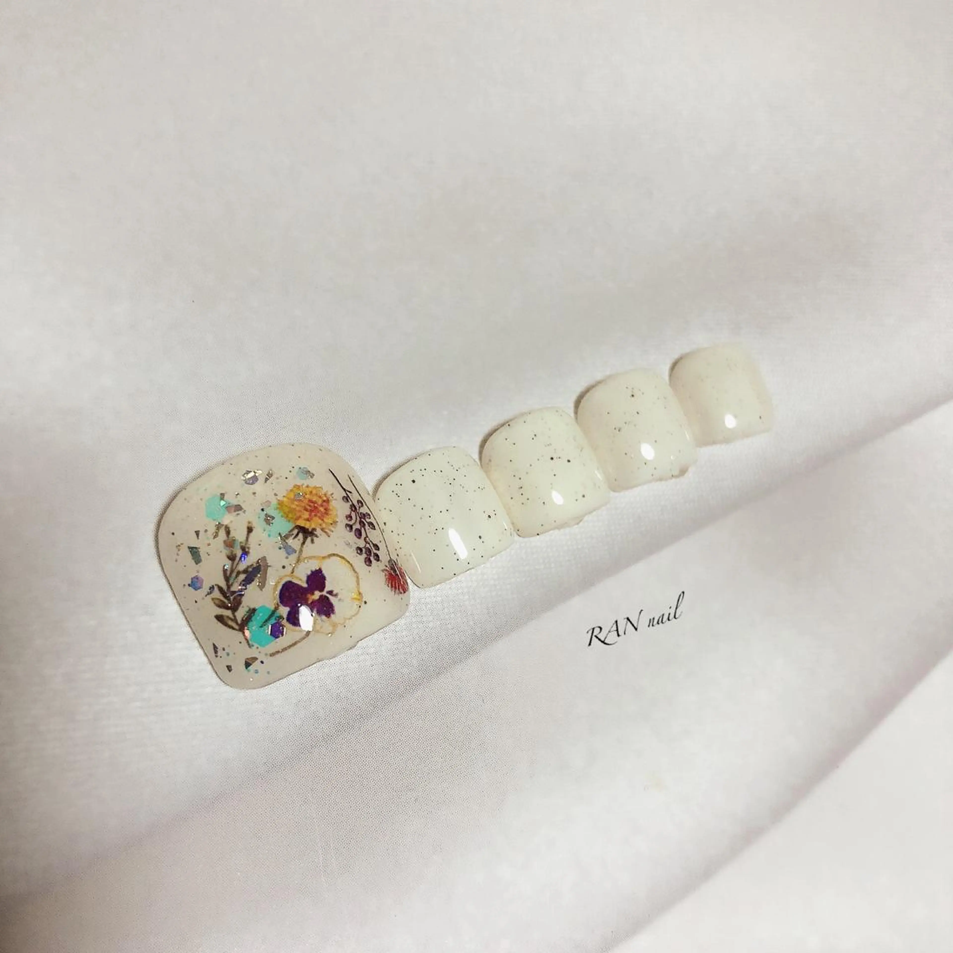 ネイル フラワーネイル フットネイル ラメ(グリッター) オフィスネイル ワンカラーネイル ハンドネイル フットネイル RAN nail 〜ランネイル〜所属・RAN nailのネイルデザイン