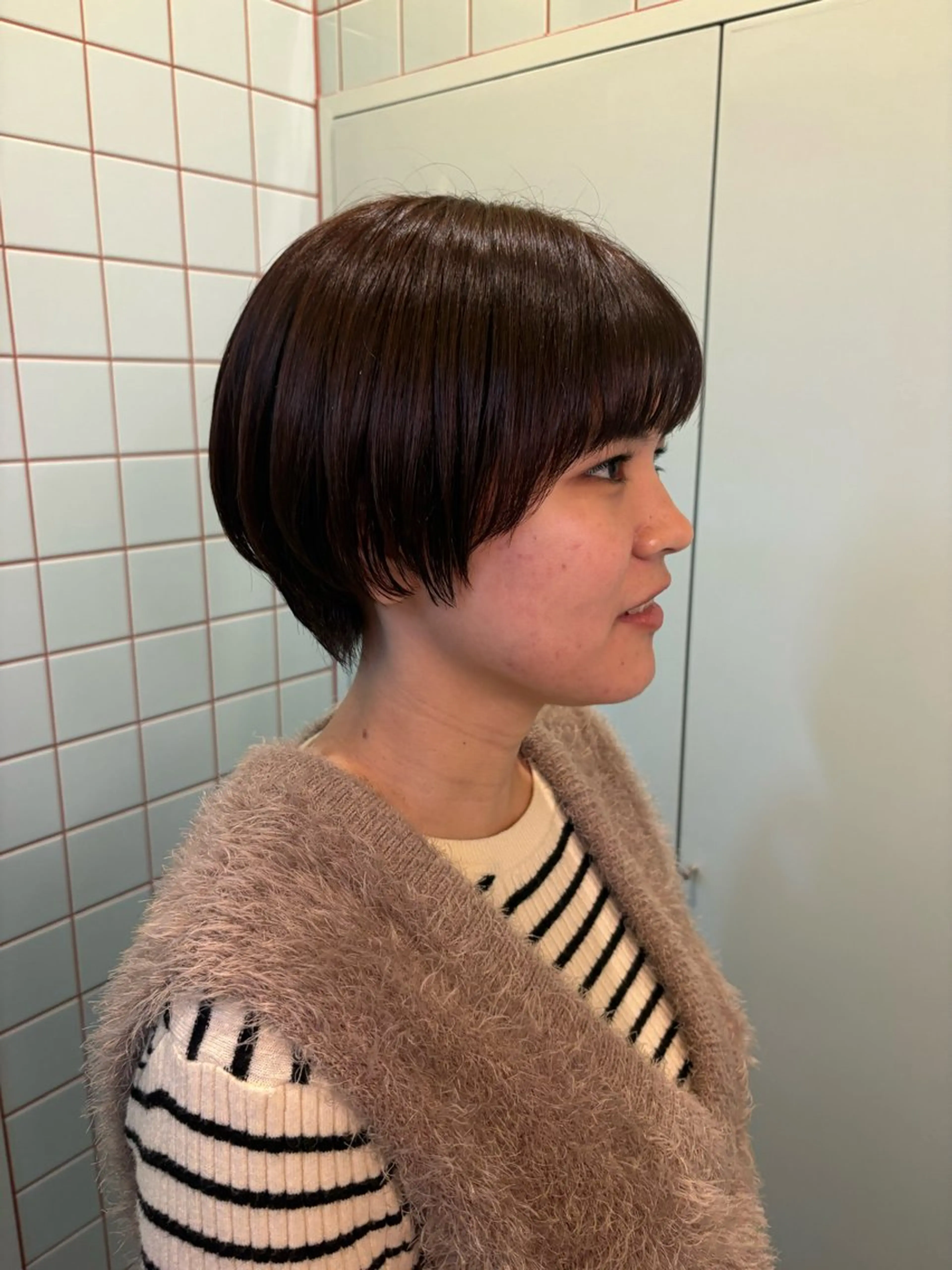 ショート アッシュ トクザト アイニのヘアスタイル