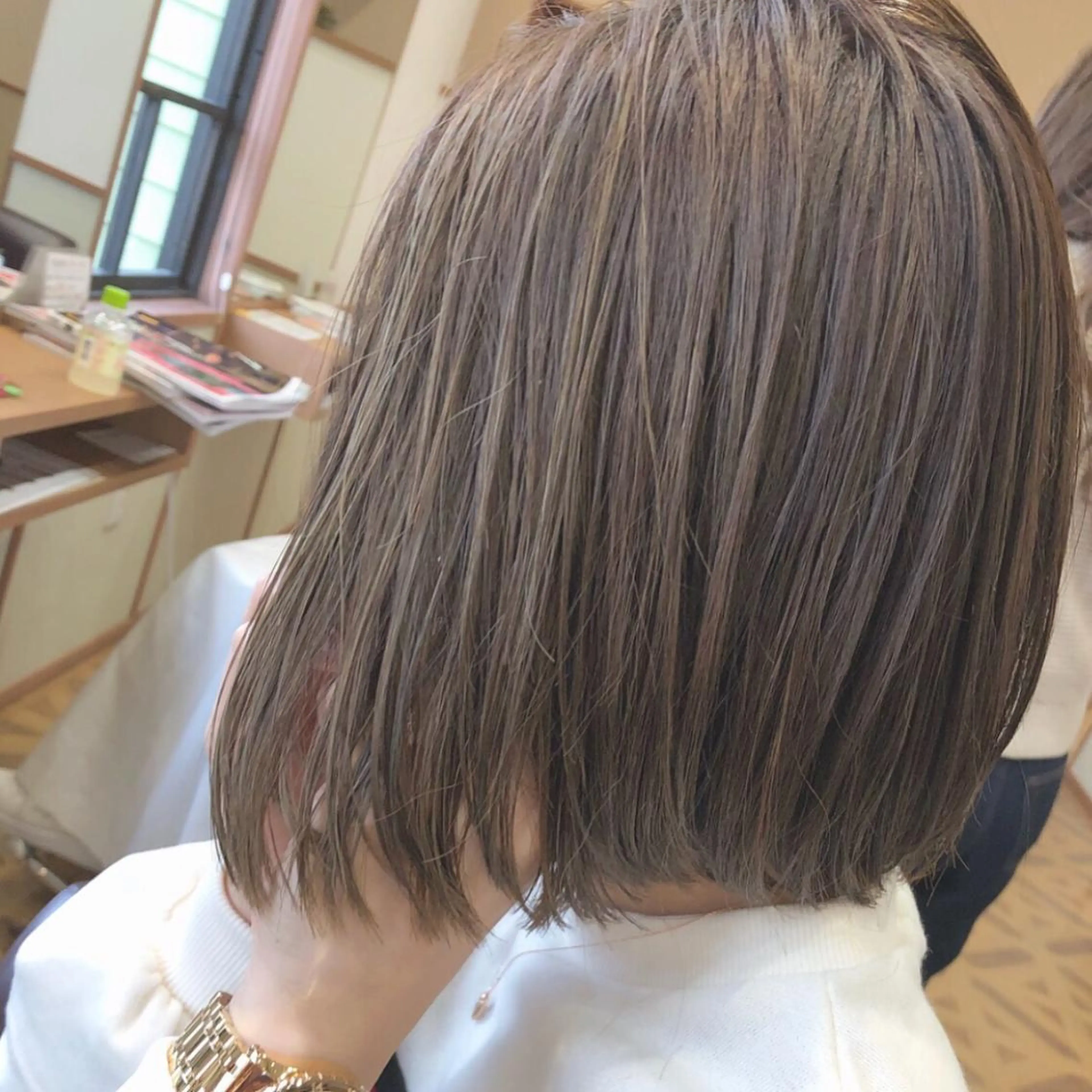 ショート カラー ベージュカラー ハイライトカラー ハイライト 大石 陽菜のヘアスタイル