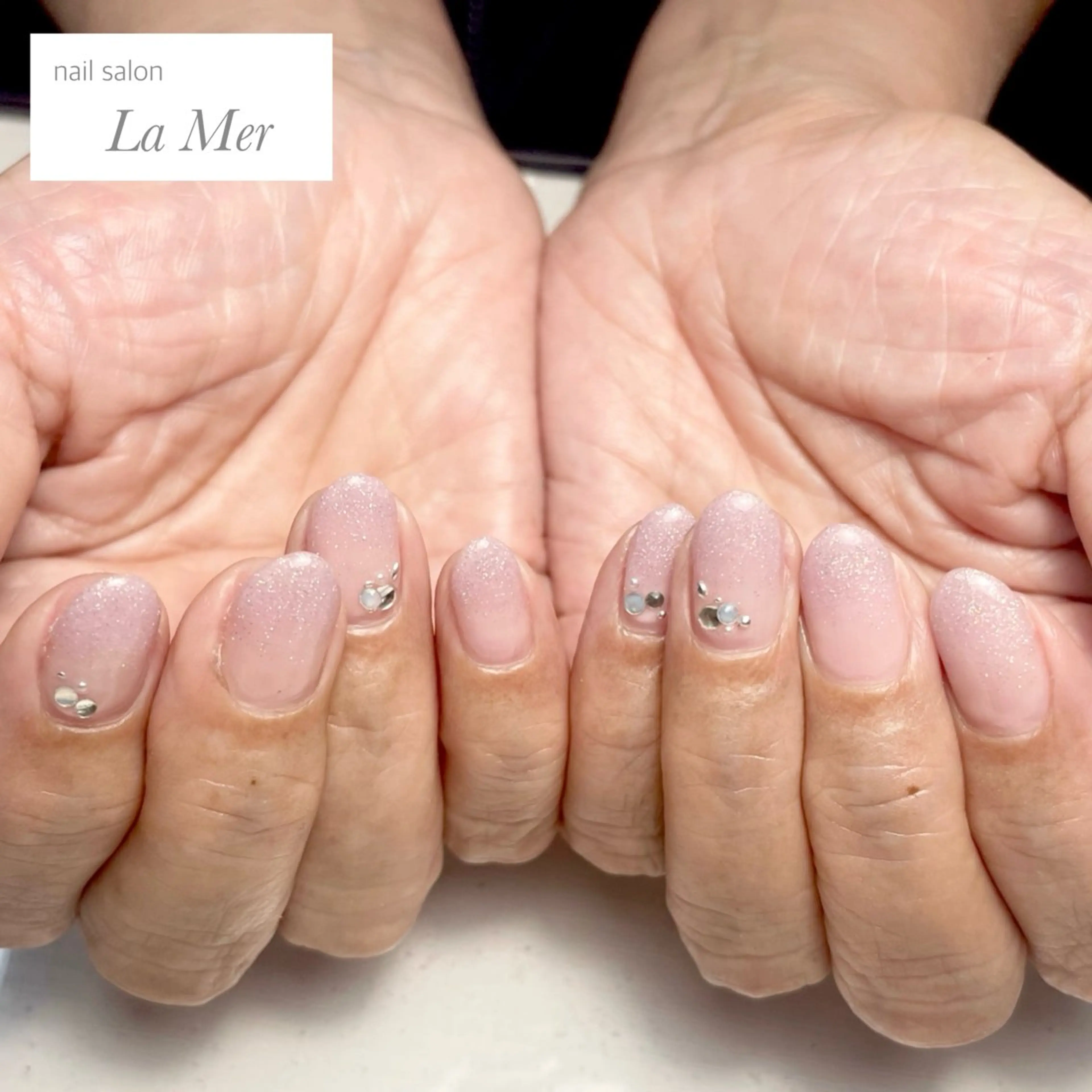 ネイル ジェルネイル グラデーション ラメ(グリッター) ラメグラデーション オフィスネイル ハンドネイル nailsalon La Merのネイルデザイン