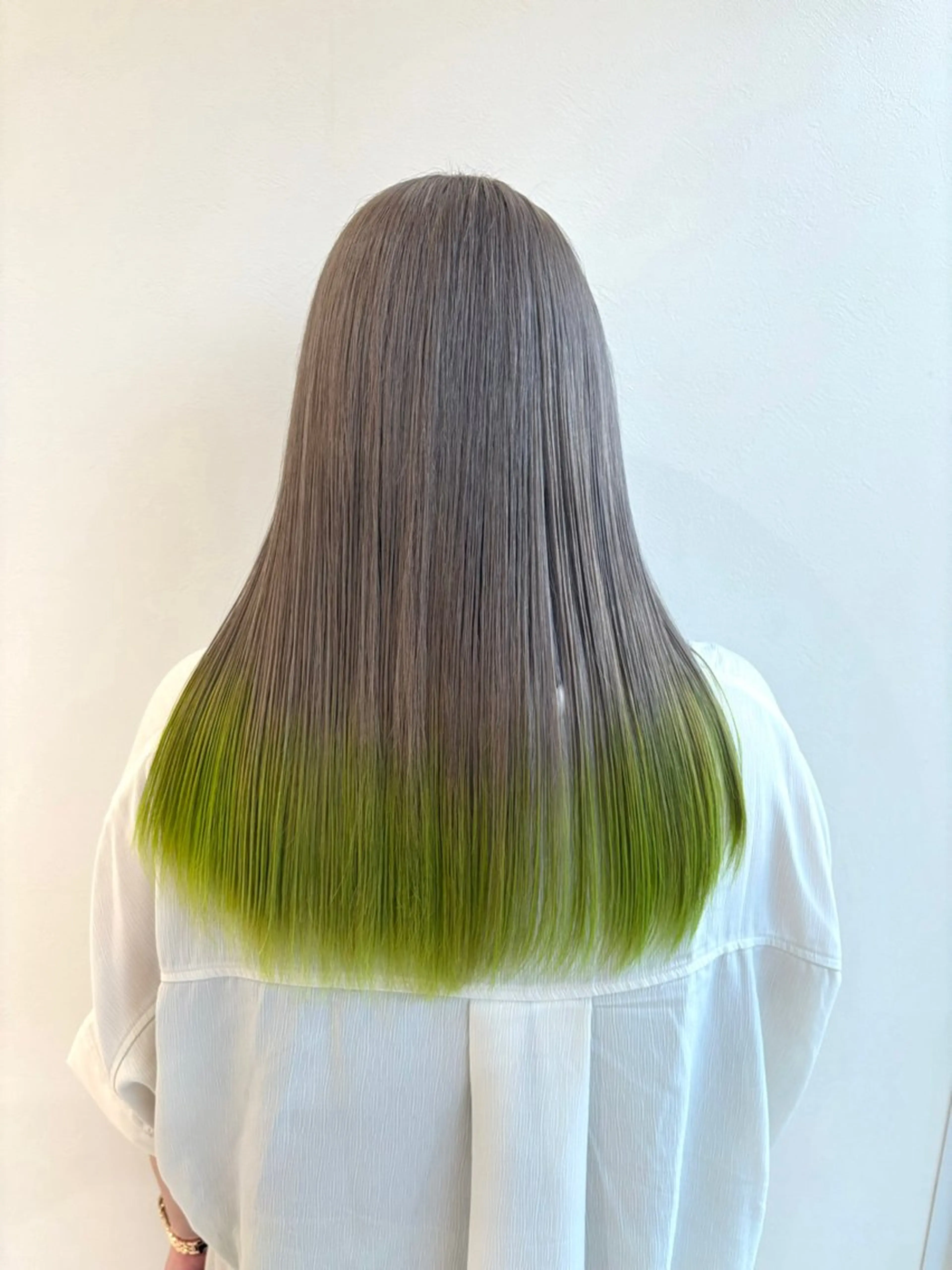 ロング カラー デザインカラー ヘアカラー トリートメント VIRAL ヴァイラルのヘアスタイル