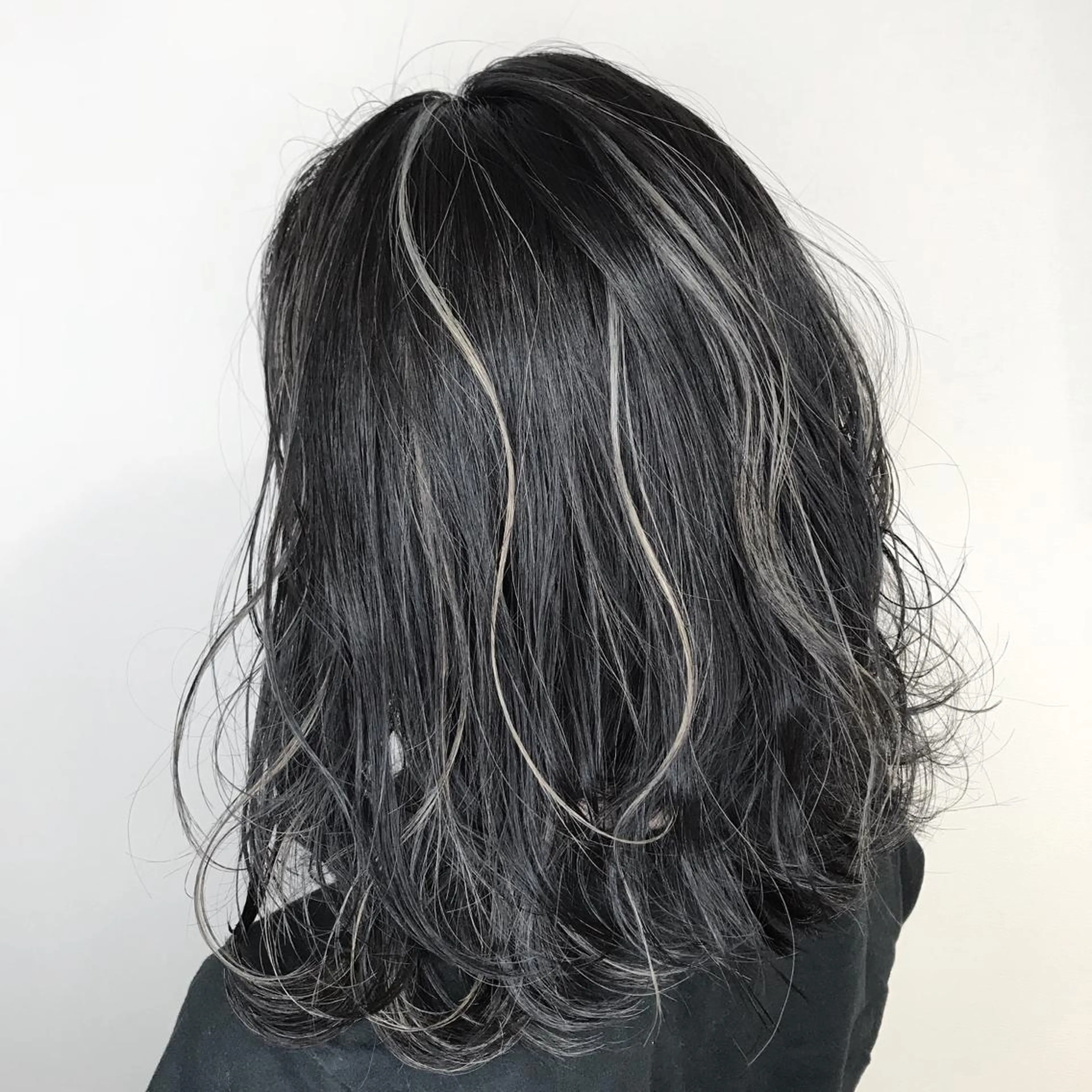 ショート カラー アッシュ ハイライトカラー イルミナカラー ハイライト 髪質改善カラー韓国風 レイヤーtudaのヘアスタイル