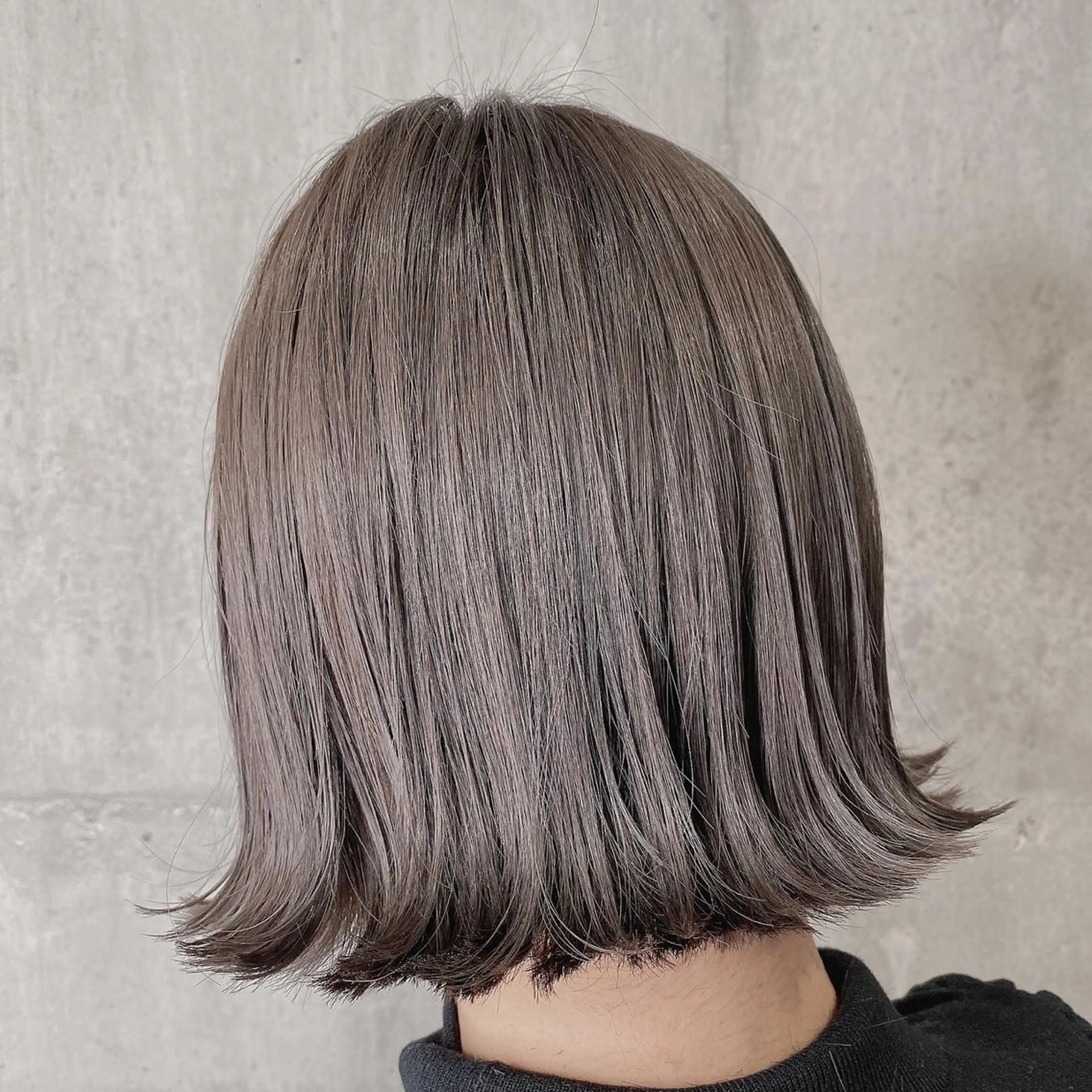 ミディアム カット ヘアカラー to youハイライトのヘアスタイル