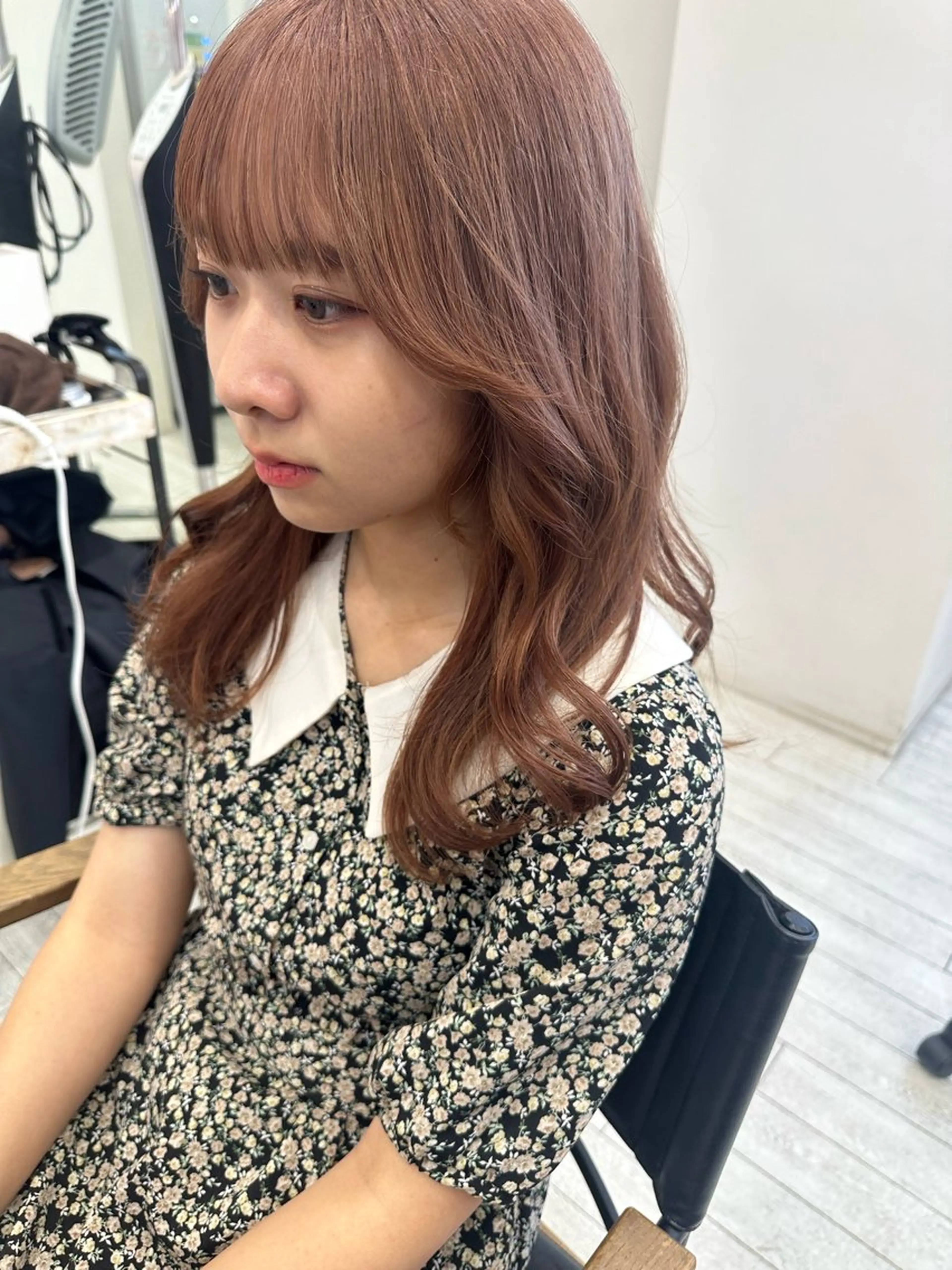 セミロング カラー ベージュカラー ブリーチ ミルクティーベージュ ピンクカラー くびれヘア カット ヘアカラー トリートメント 遠藤 愛莉のヘアスタイル