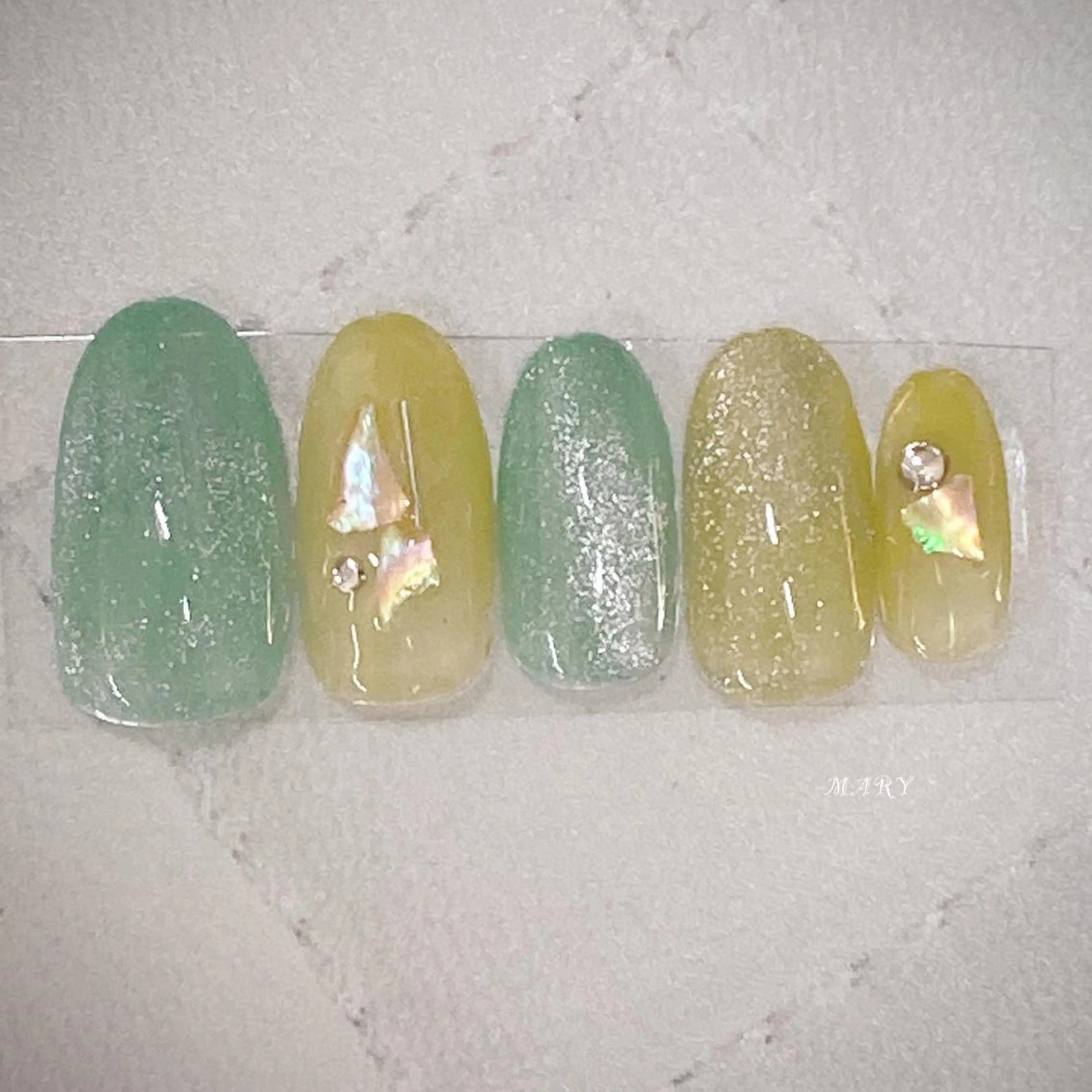 ネイル グリーン マグネットネイル ニュアンスネイル ワンカラーネイル 春ネイル ハンドネイル Mary nail .narumiのネイルデザイン