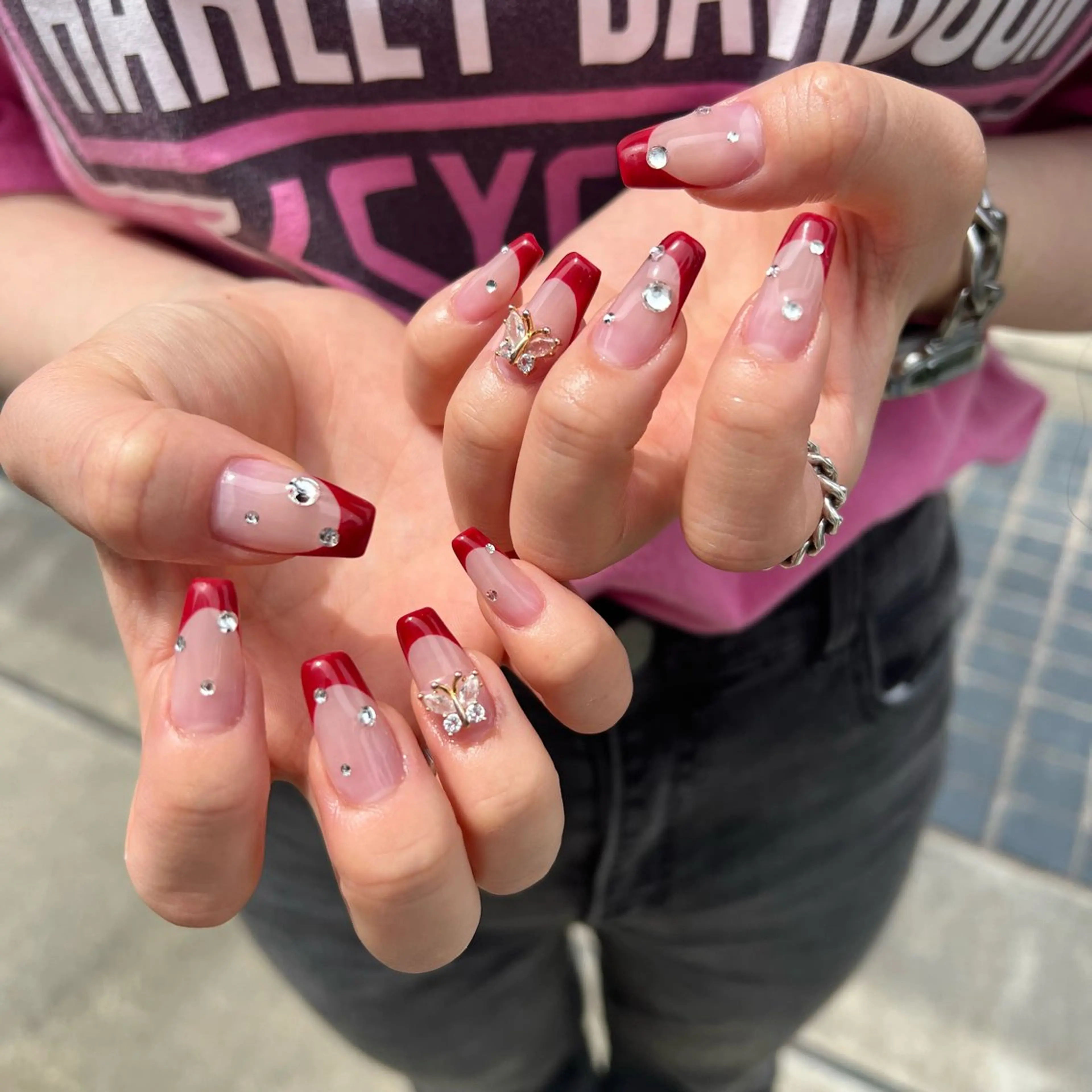 ネイル フレンチネイル 赤色 ストーンネイル ハンドネイル GRANDEUR焼津 Nana🦖のネイルデザイン
