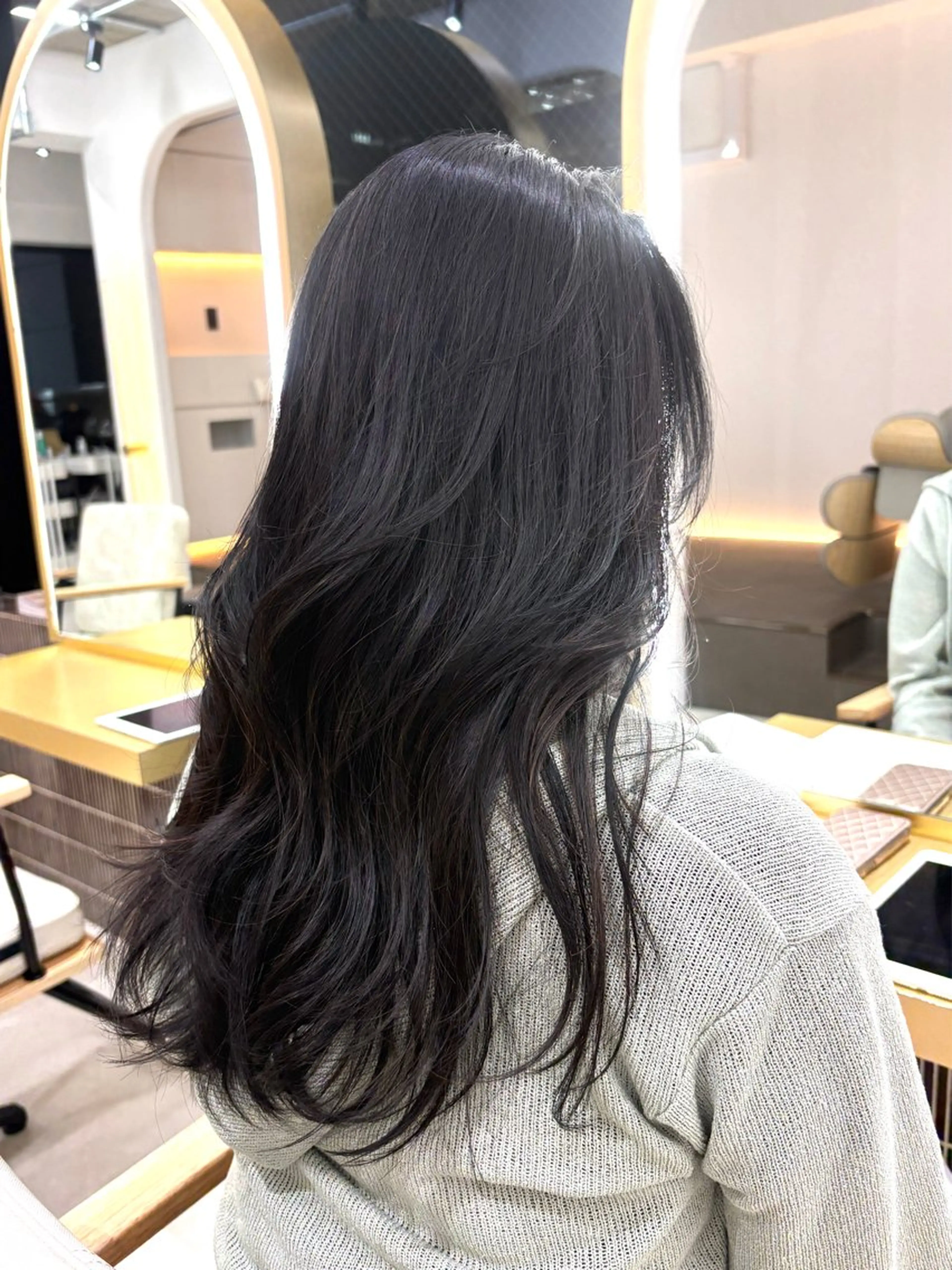 ロング レイヤーカット Miu🤍透明感カラ ー🫧ショートカットのヘアスタイル