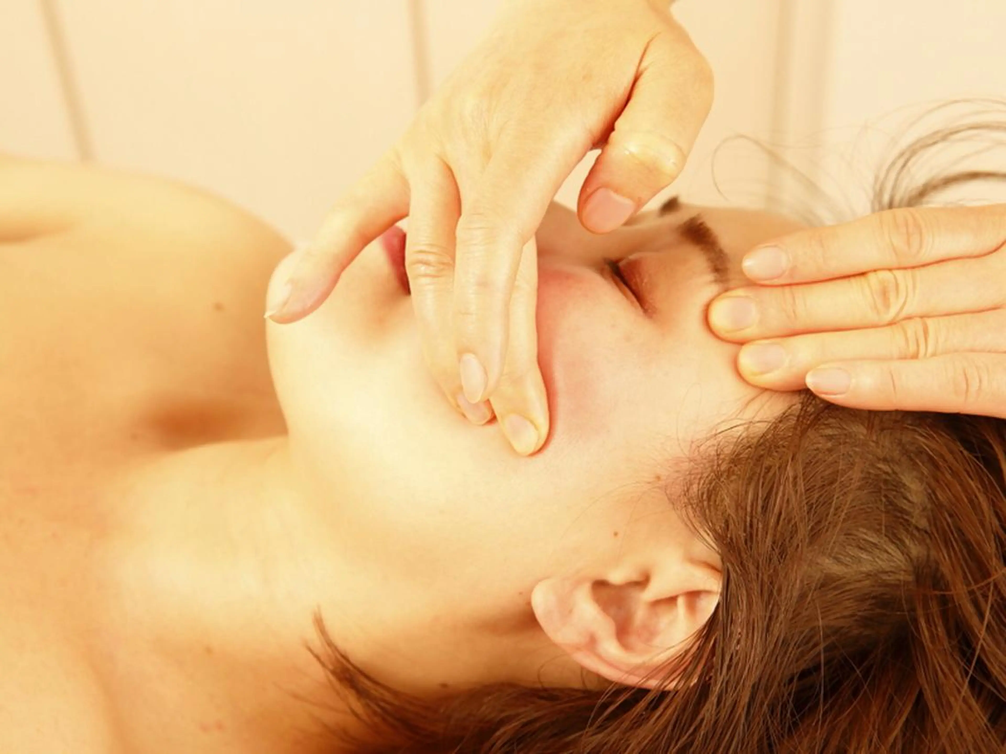 小顔矯正 フェシャル プライダルリフトアップ表情筋小顔+かっさ+石膏パック80分9800円¥6900の写真