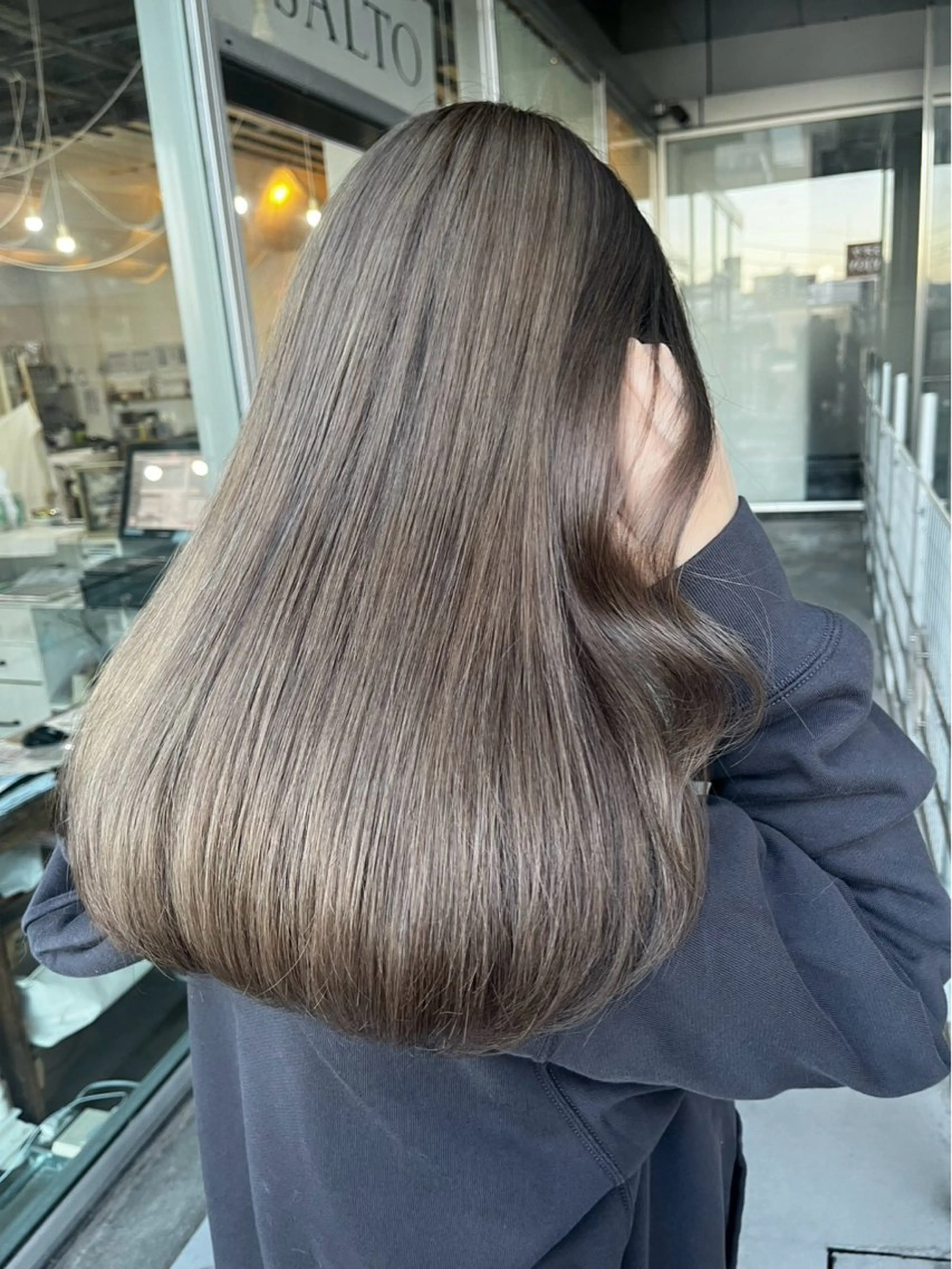 ロング カラー 透明感カラー グレージュ ヘアカラー 透明感艶カラー SALTOすずのヘアスタイル
