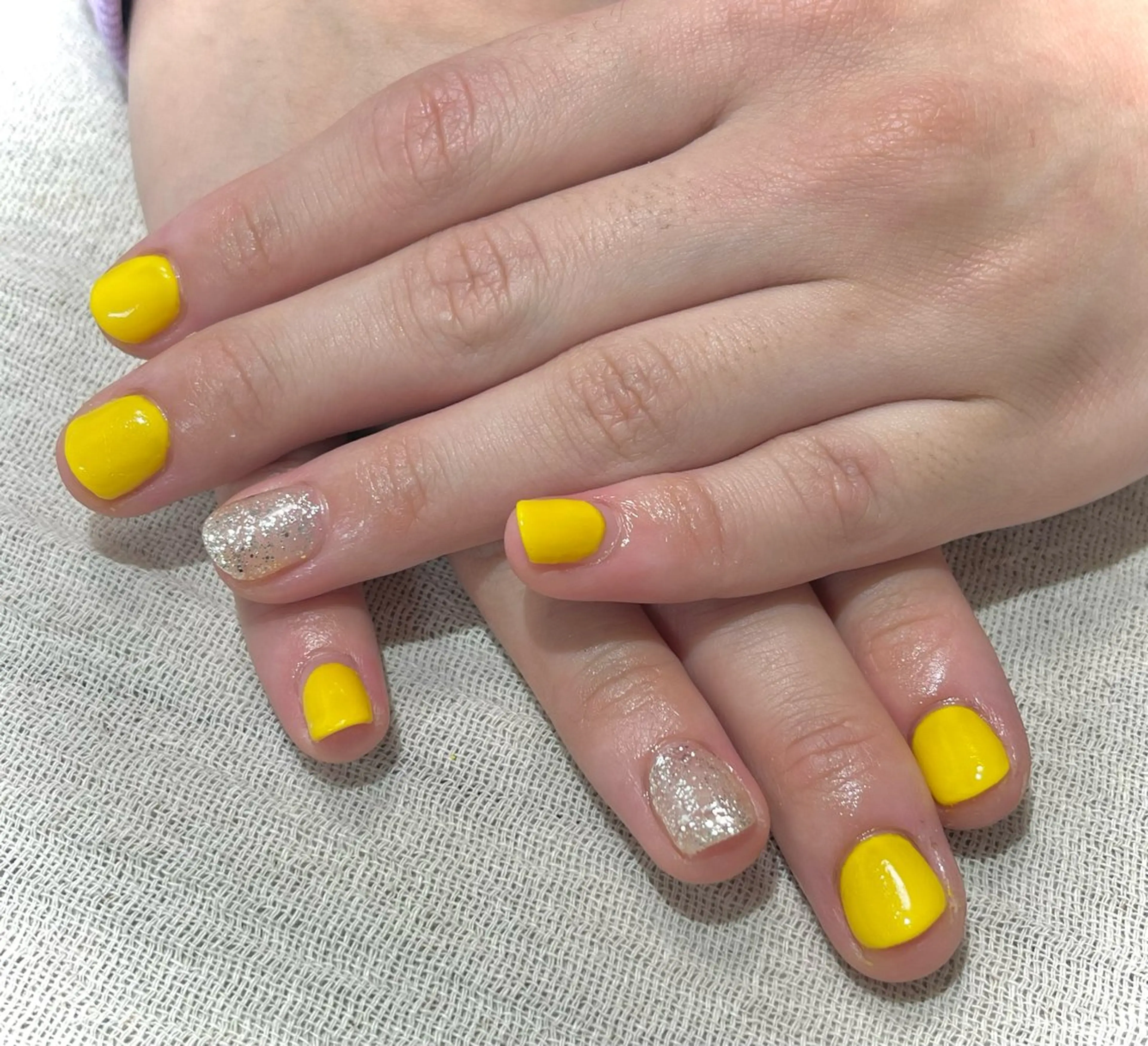 ネイル ラメ(グリッター) シルバー 黄色 nanairo nailのネイルデザイン