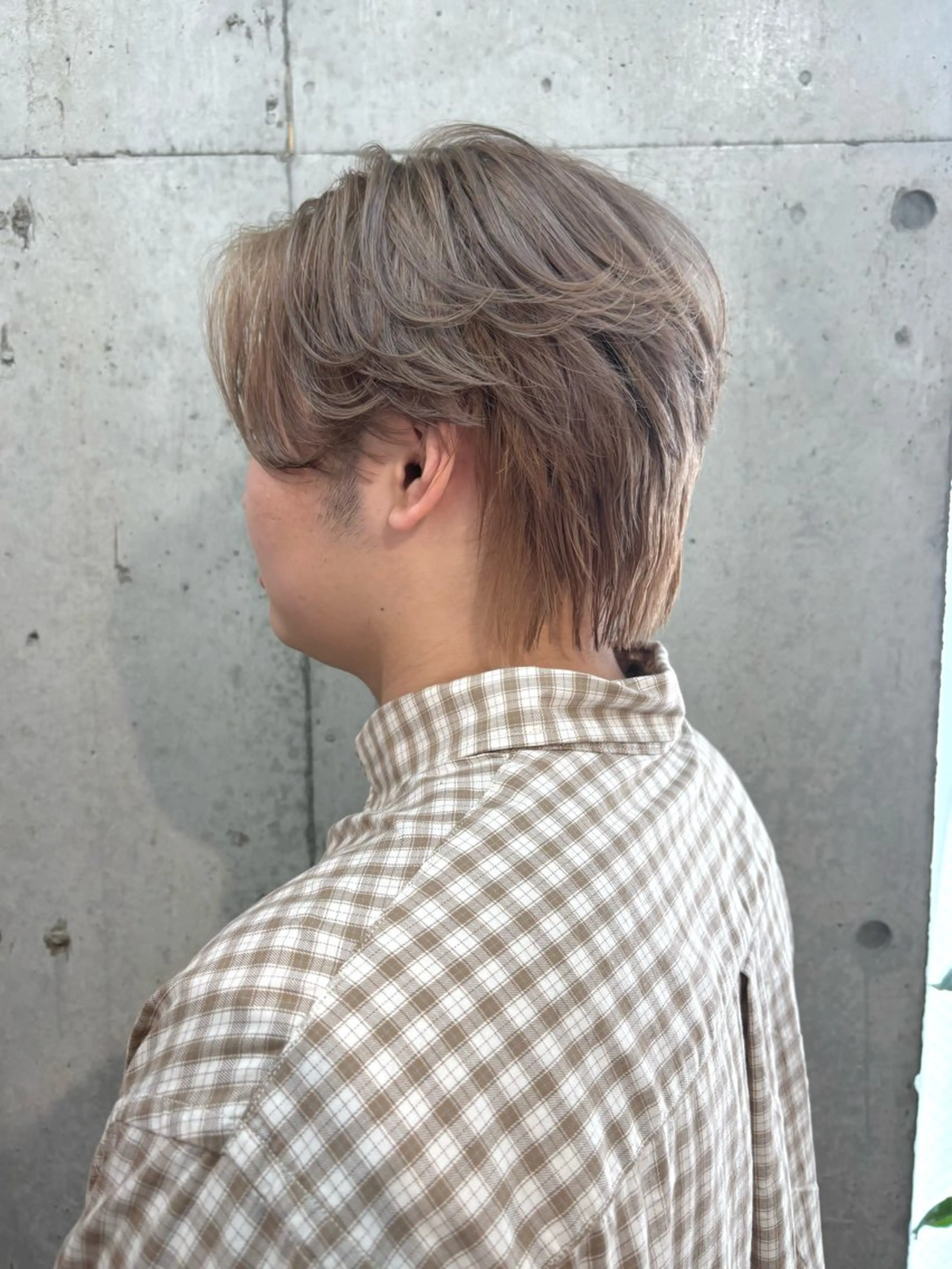 ミディアム カラー メンズ センターパート メンズハイトーン メンズウルフカット ベージュカラー ハイトーンカラー ヘアカラー lani hair salon所属・SHOTO ハイトー ン/ブロンドカラーのヘアスタイル