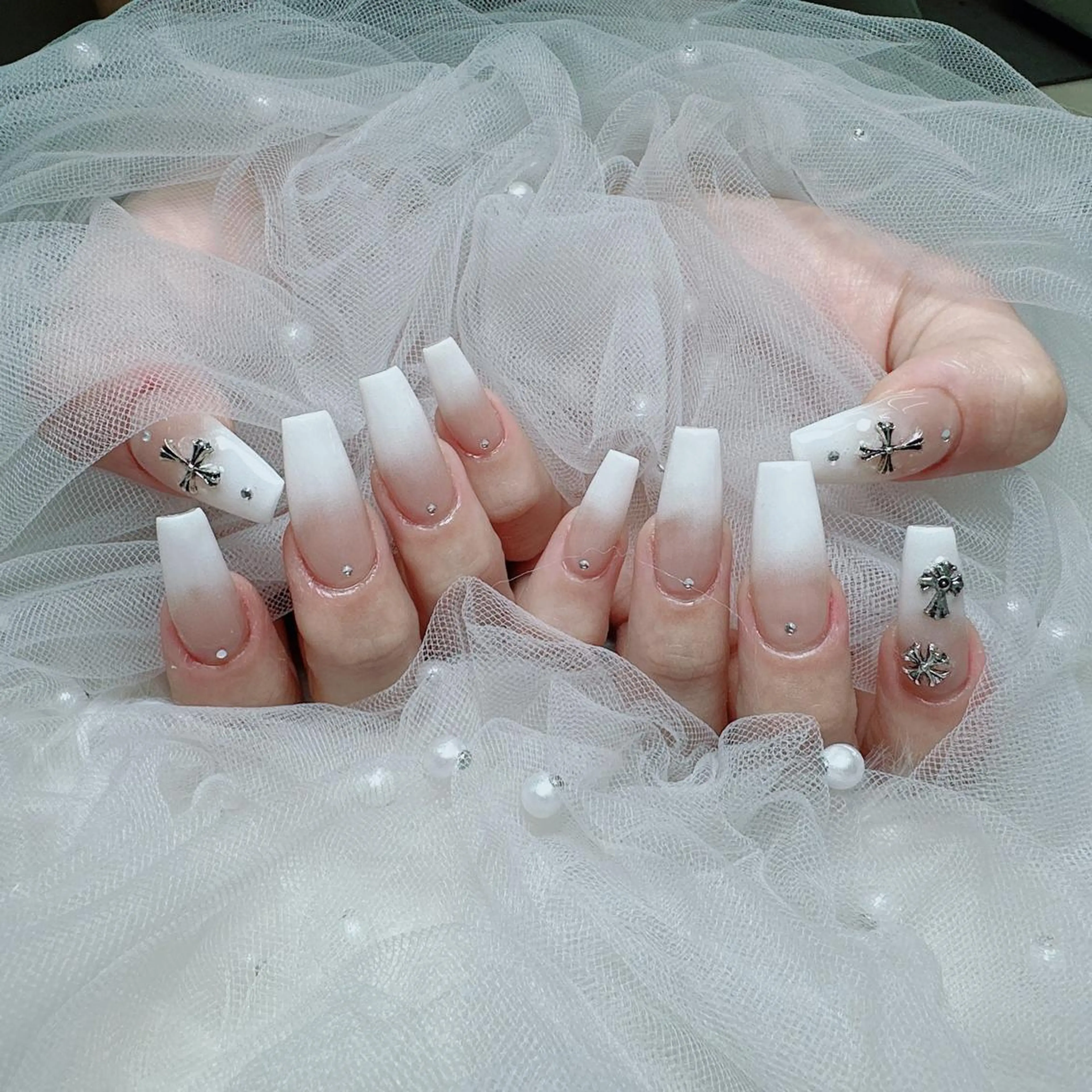 カラー ネイル グラデーションカラー 卒業式のヘアスタイル アートネイル 成人式 フットネイル ハンドネイル ハンドケア For U nail スカルプ専門店のネイルデザイン