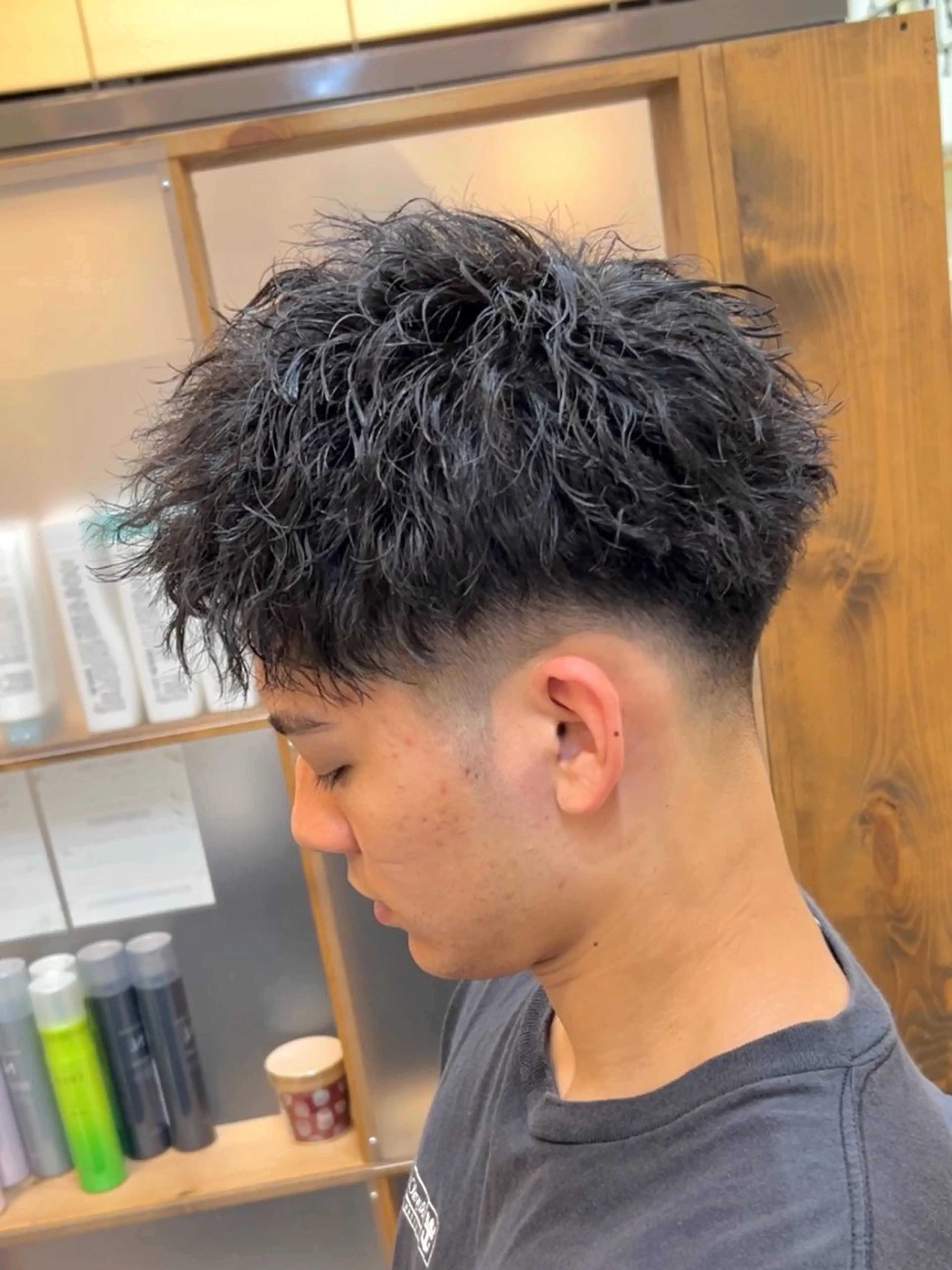 パーマ メンズ アップバング メンズパーマ ツイストスパイラルパーマ スパイラルパーマ カット パーマ メンズ特化美容師 岩田拓海のヘアスタイル