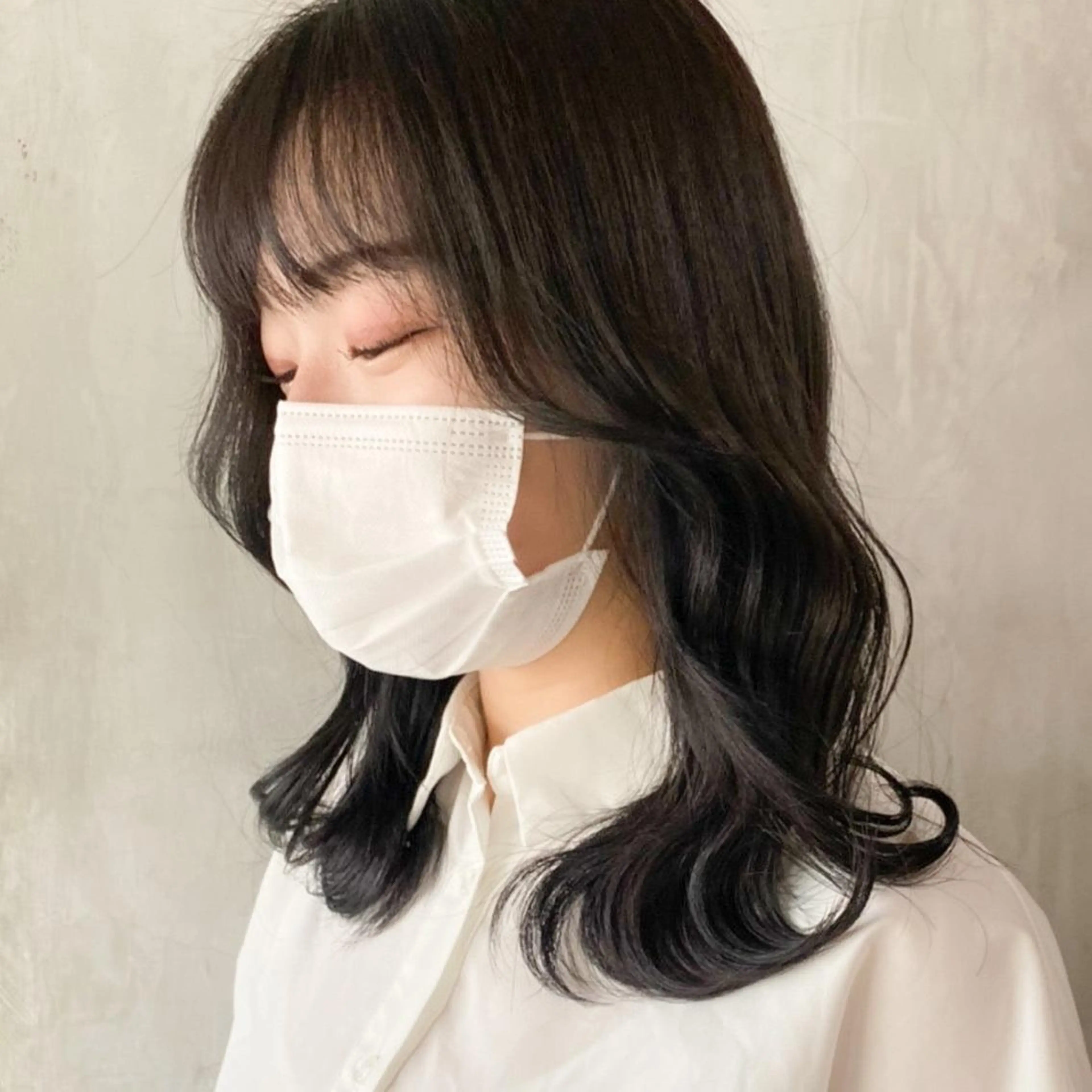 ミディアム カラー 黒髪 ブルーカラー ブルーブラック エギョモリ ヨシンモリ ヘアカラー トリートメント Life salon SAKURAのヘアスタイル