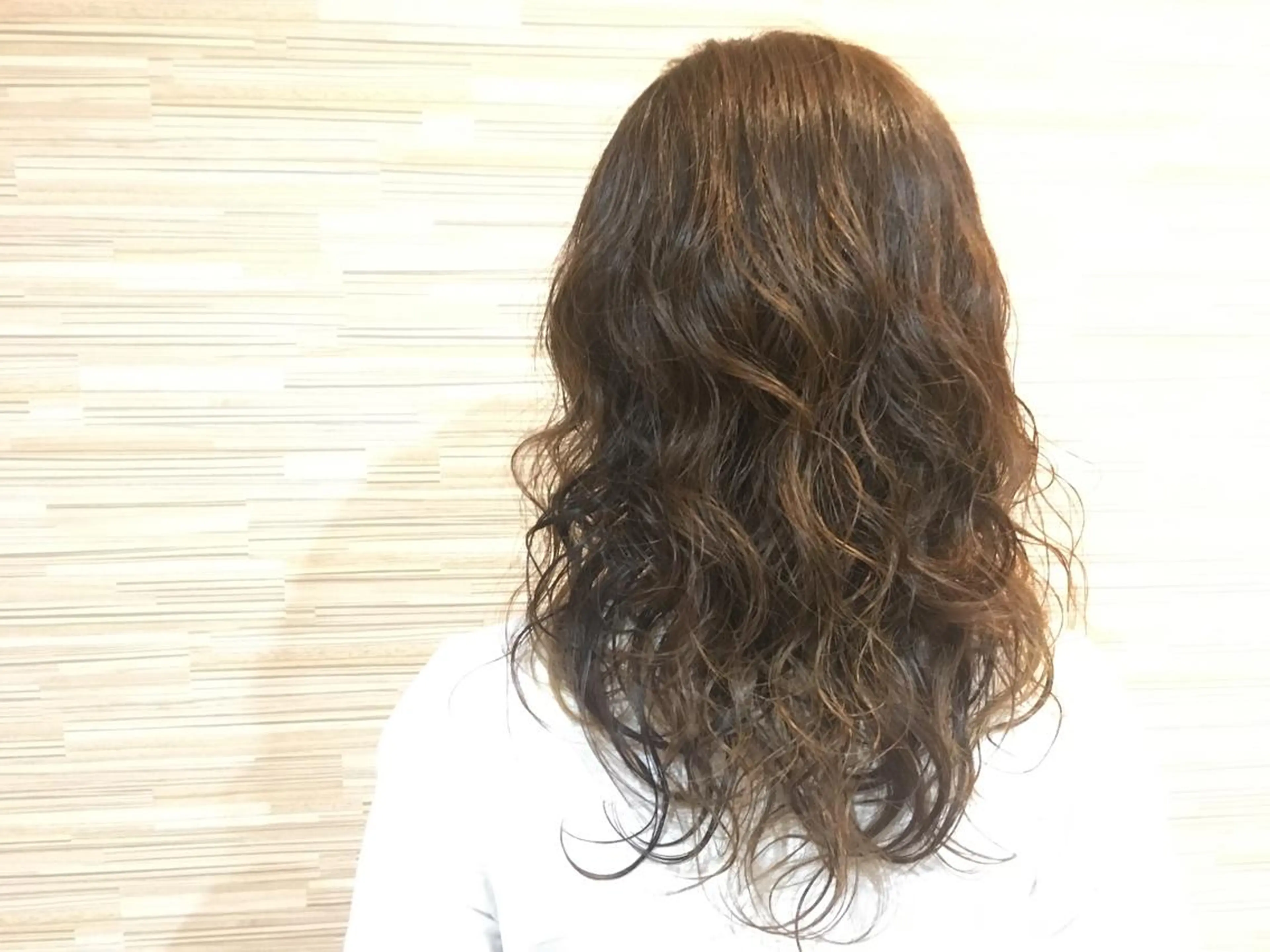 セミロング セミロングパーマ 佐藤 結花のヘアスタイル