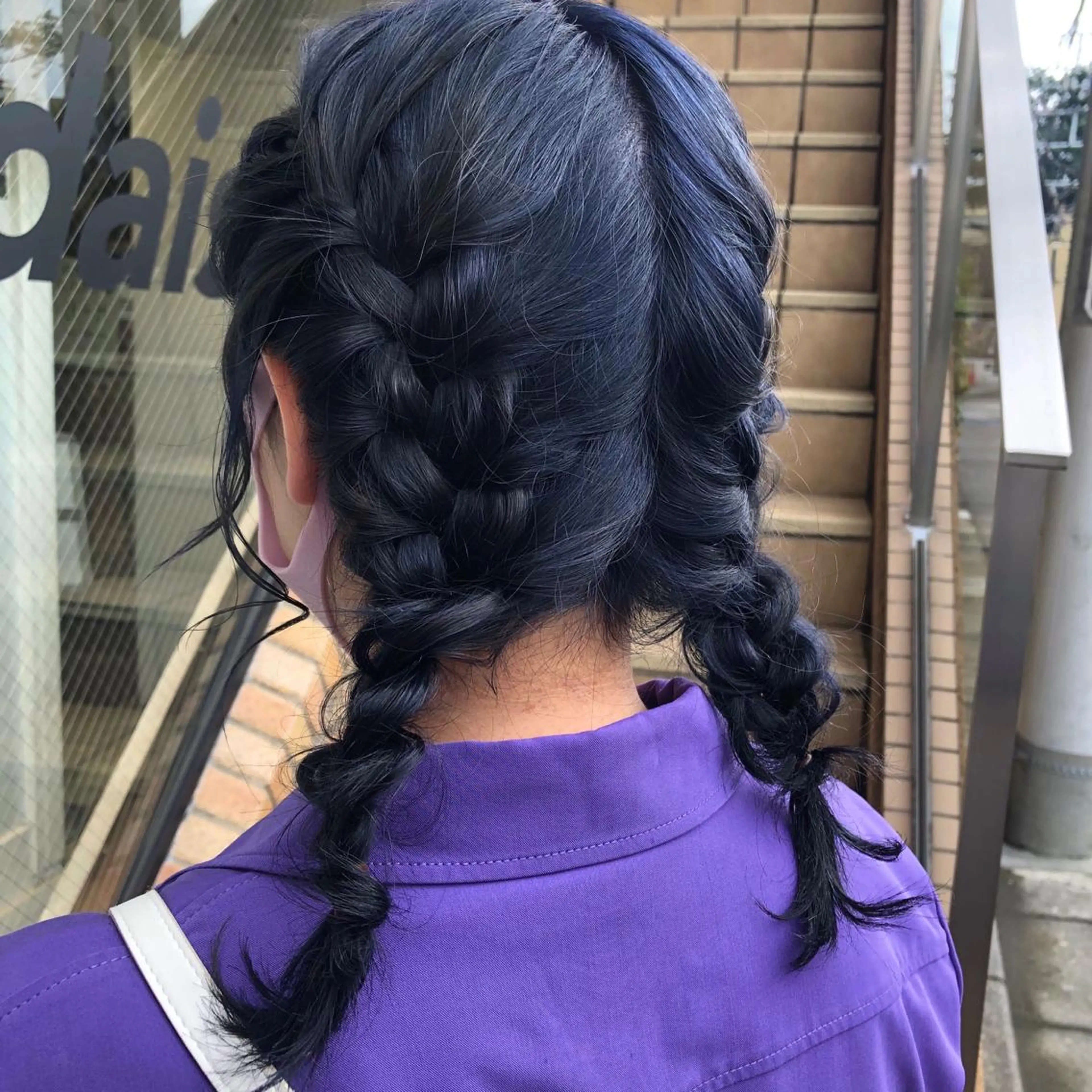 ミディアム カラー パーマ ヘアアレンジ 黒髪 ブリーチ ブルーカラー ブルーブラック ネイビーカラー 八巻 晴香のヘアスタイル