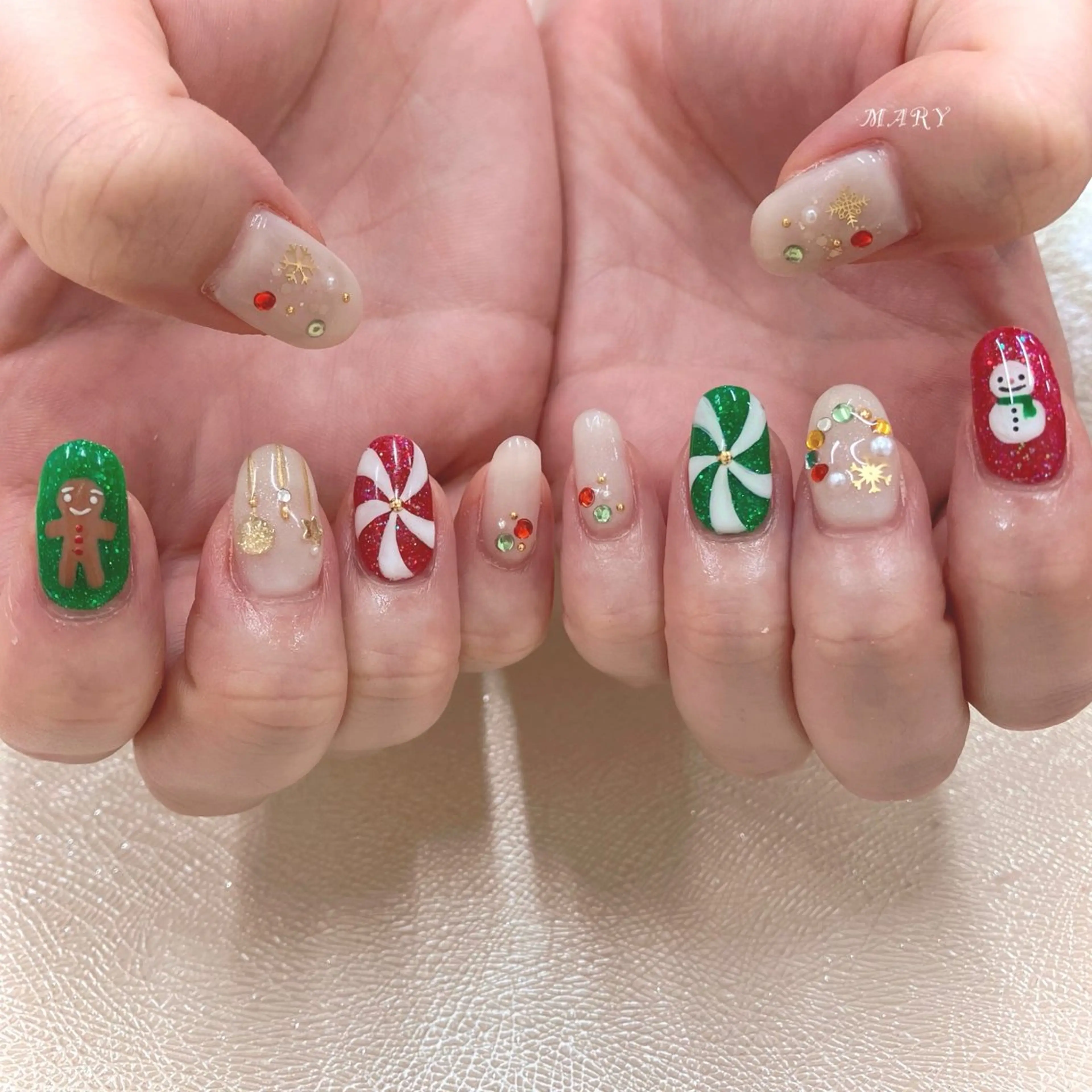 ネイル キラキラネイル ニュアンスネイル 冬ネイル クリスマス ハンドネイル Mary nail所属・Mary nail .narumiのネイルデザイン