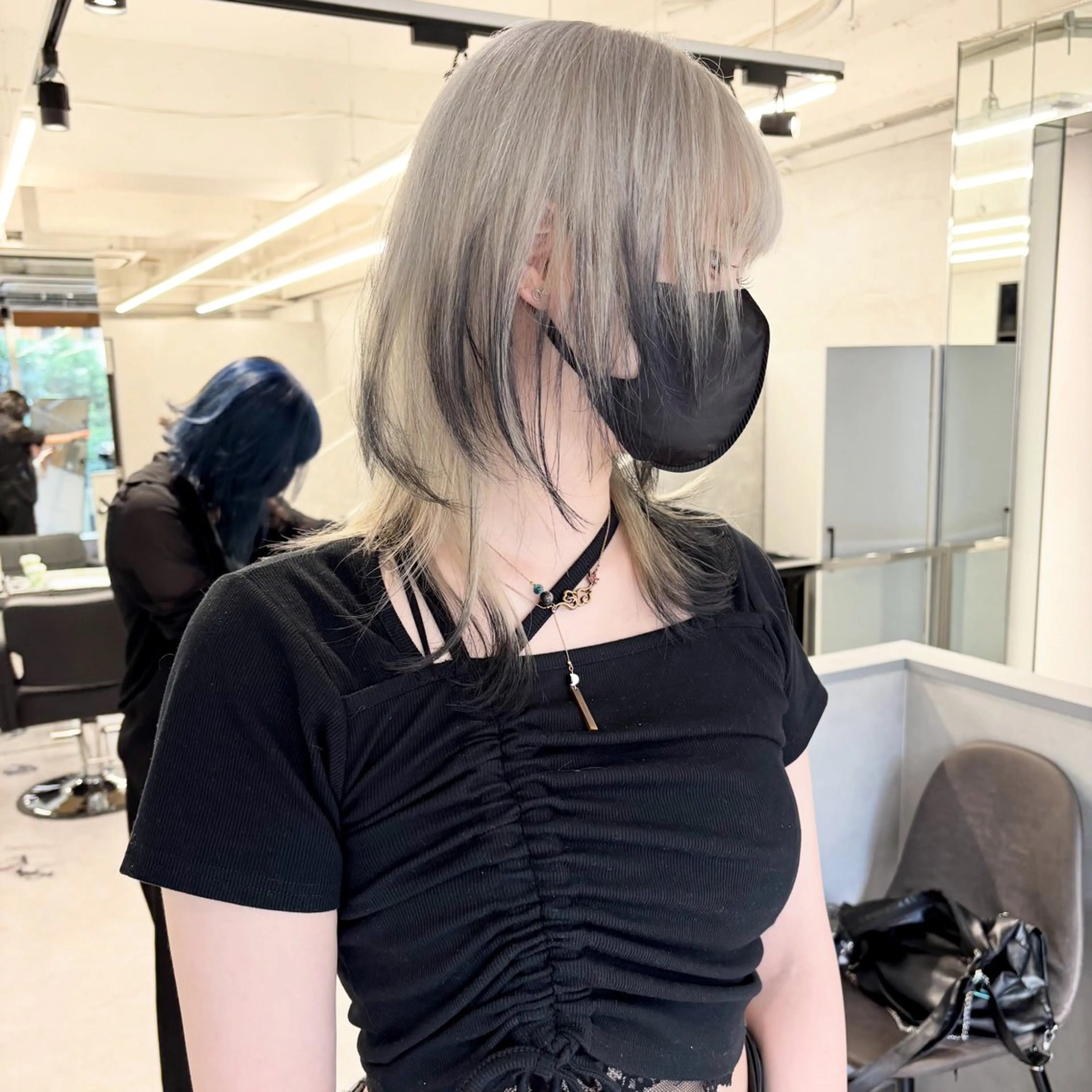 ミディアム カラー 黒髪 デザインカラー レイヤーカット ウルフカット ヘアカラー デザインカラー 小西勇次のヘアスタイル