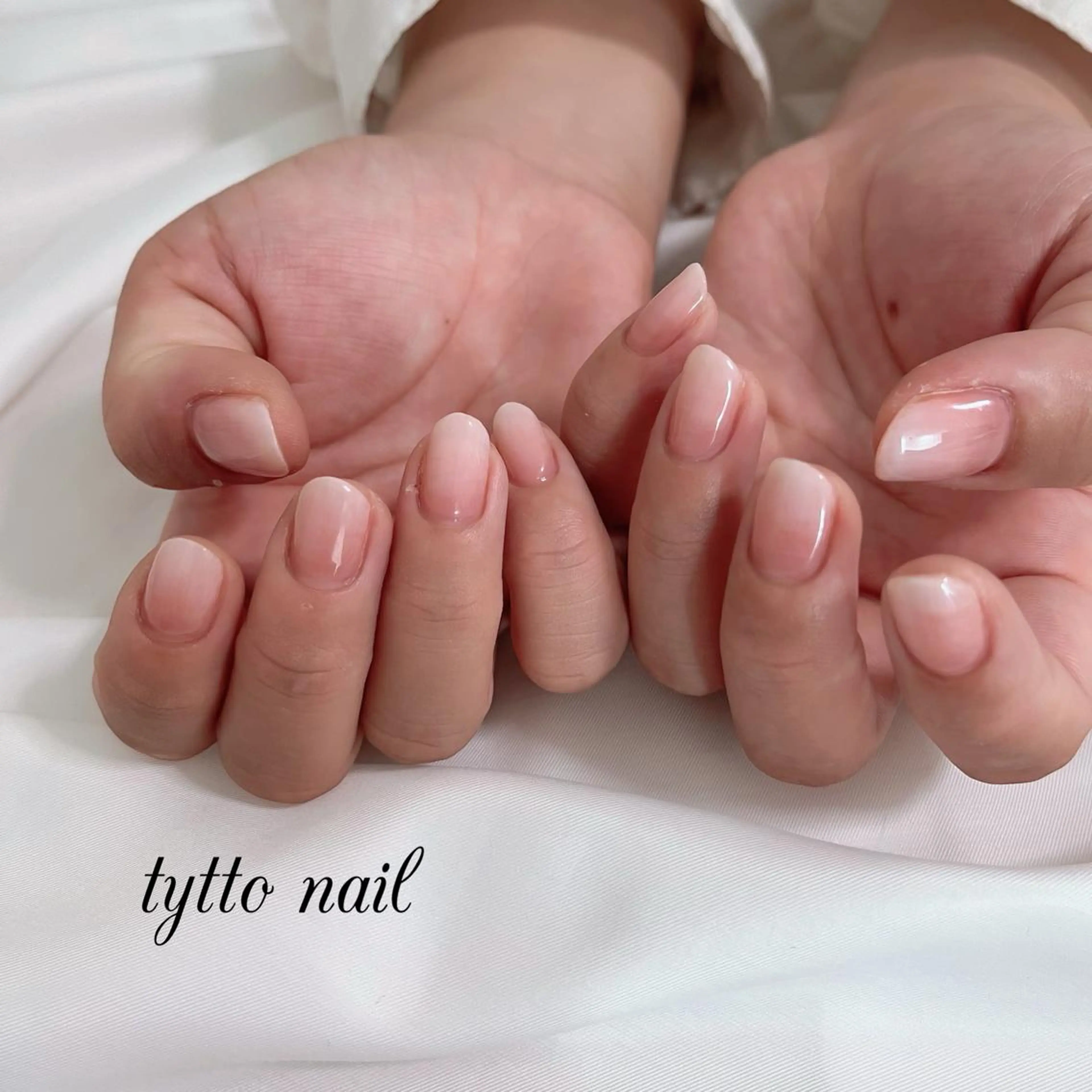 ネイル グラデーション オフィスネイル ピンク シンプルネイル ホワイト ハンドネイル tytto nail ❤︎‪‪eri‪‪のネイルデザイン