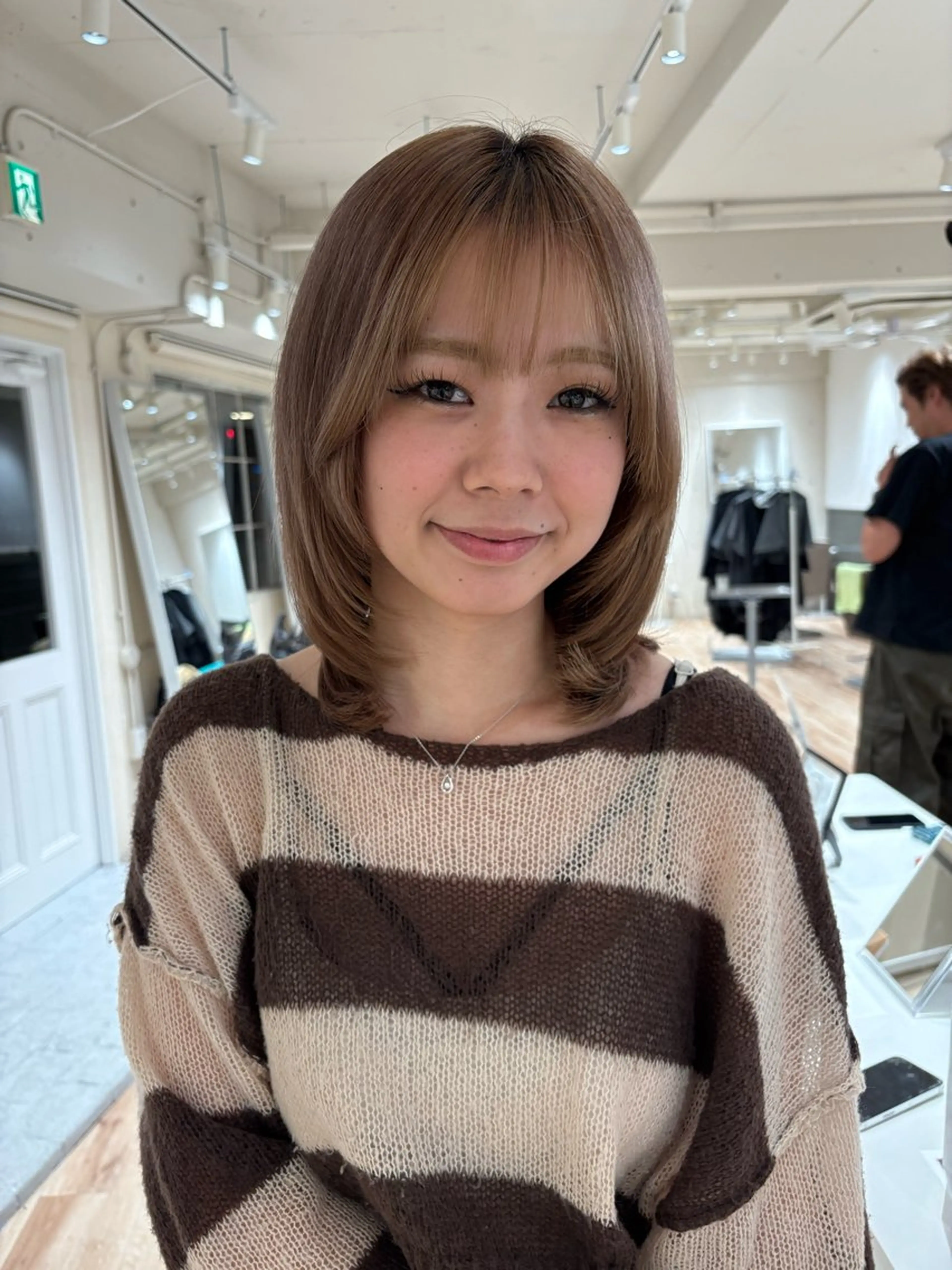 ミディアム 顔周りカット レイヤーカット 与那嶺 亜美のヘアスタイル