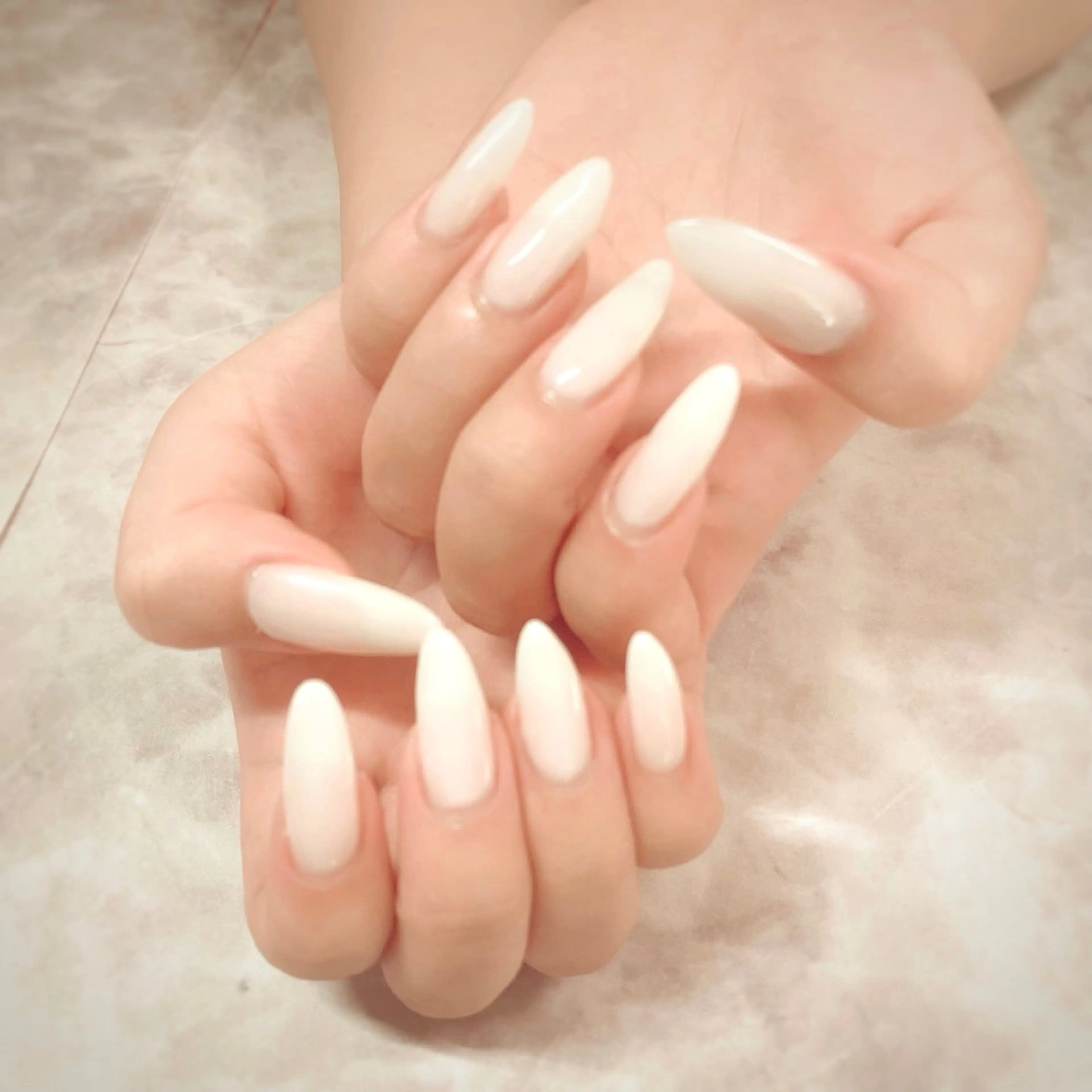 ネイル ワンカラーネイル シンプルネイル ホワイト マジョリカ ブルーのネイルデザイン