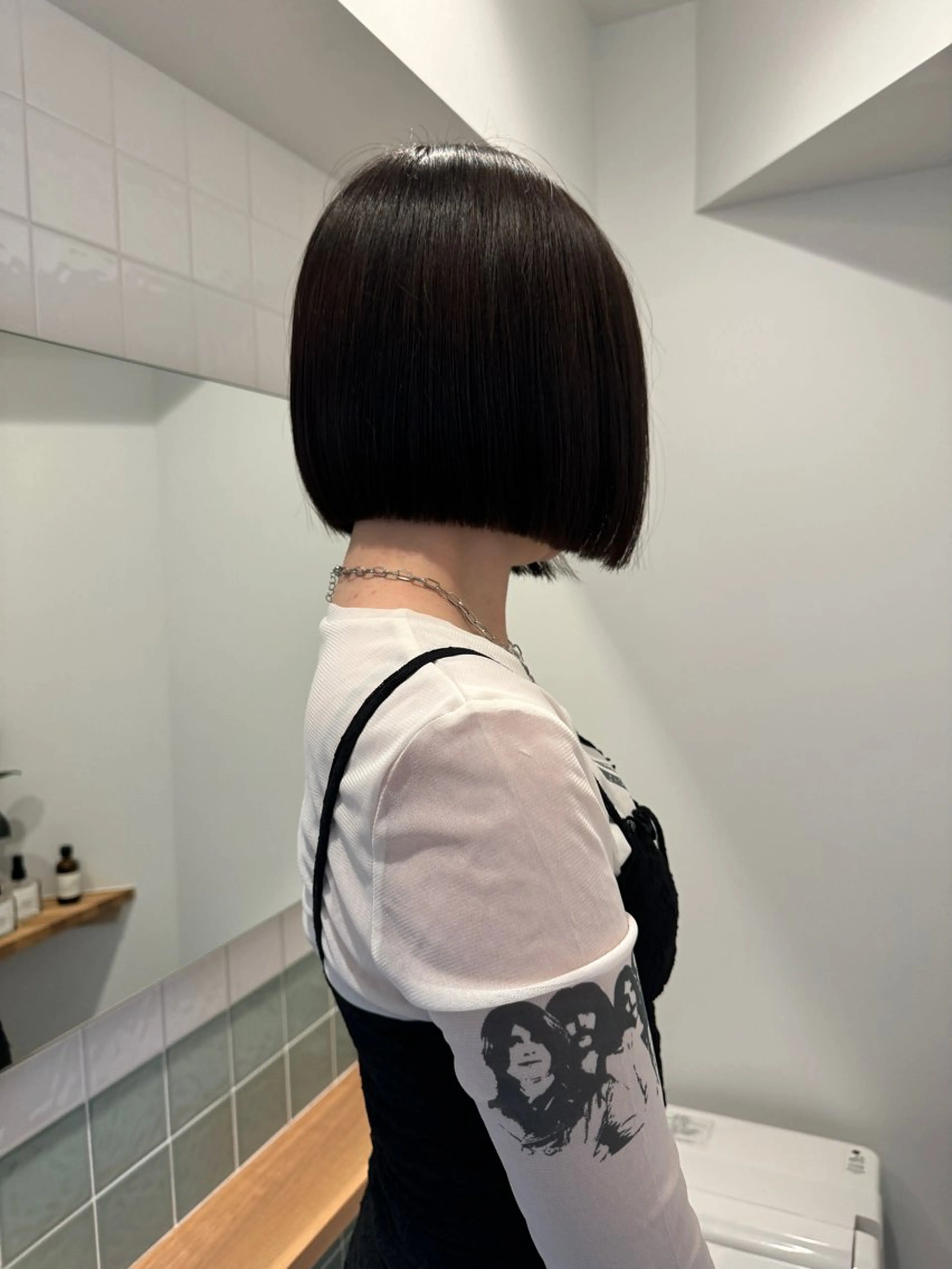 ショート カラー 切りっぱなしボブ レイヤー/縮毛矯正のヘアスタイル