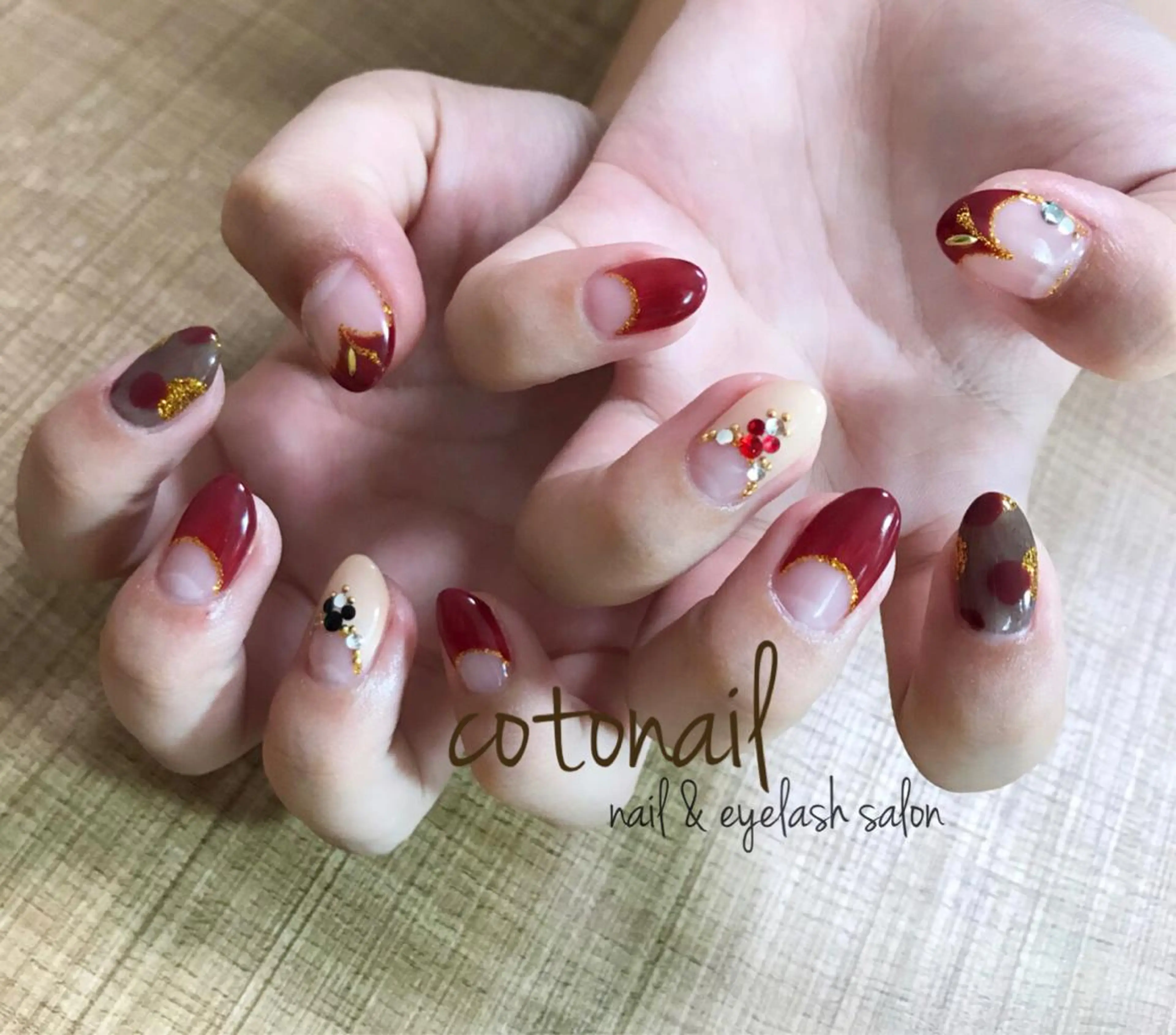 ミディアム ネイル アートネイル ハンドネイル ツメトマツゲ .のネイルデザイン