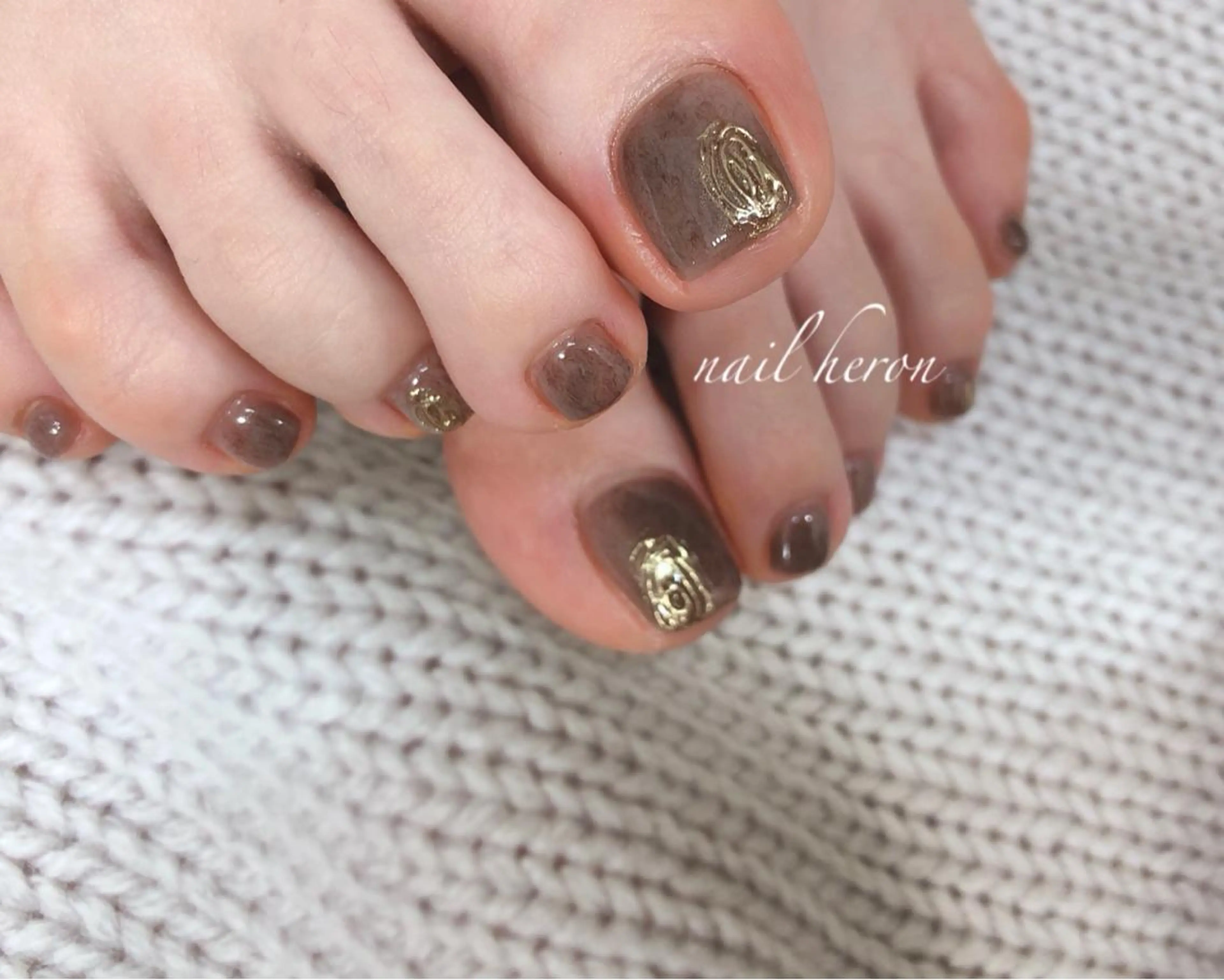 ネイル ブラウン フットネイル saki_ nail heronのネイルデザイン