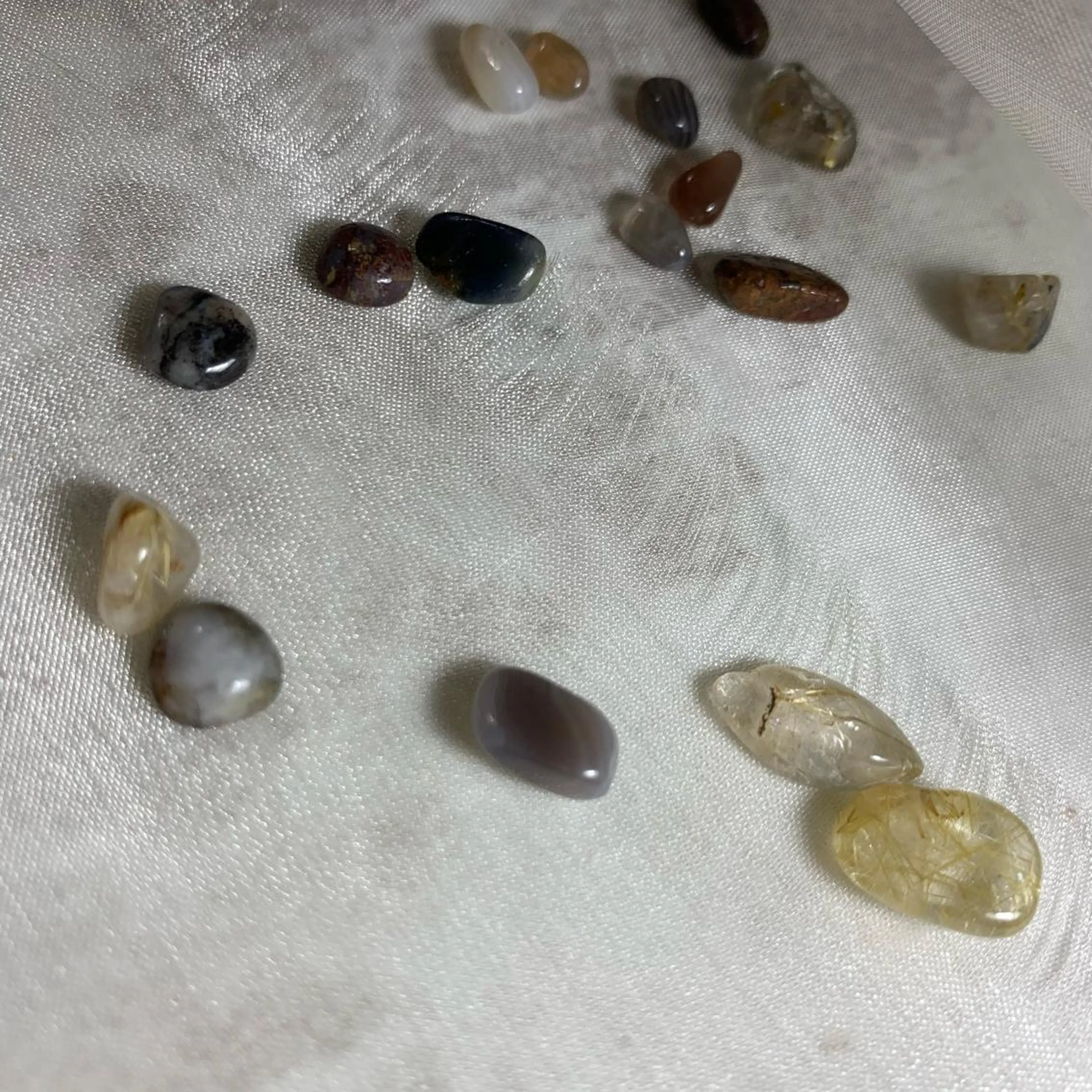 ネイル ストーンネイル repos~ルポ~所属・里見 麗のネイルデザイン