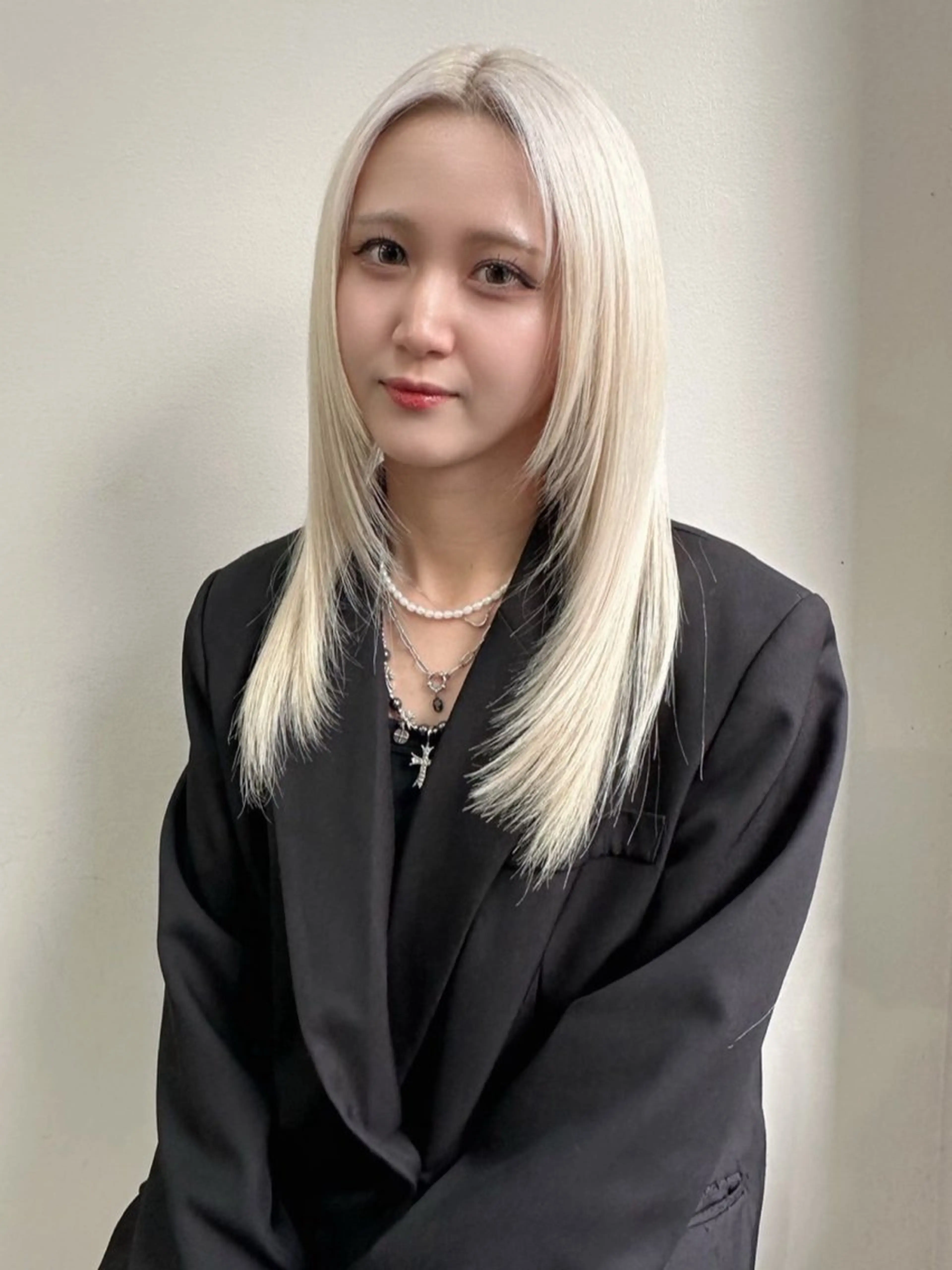 セミロング カラー ブリーチ ブロンド ハイトーンカラー ホワイトブロンド 似合わせカット カット ヘアカラー ブリーチ/ベージュ 💕/momoaのヘアスタイル