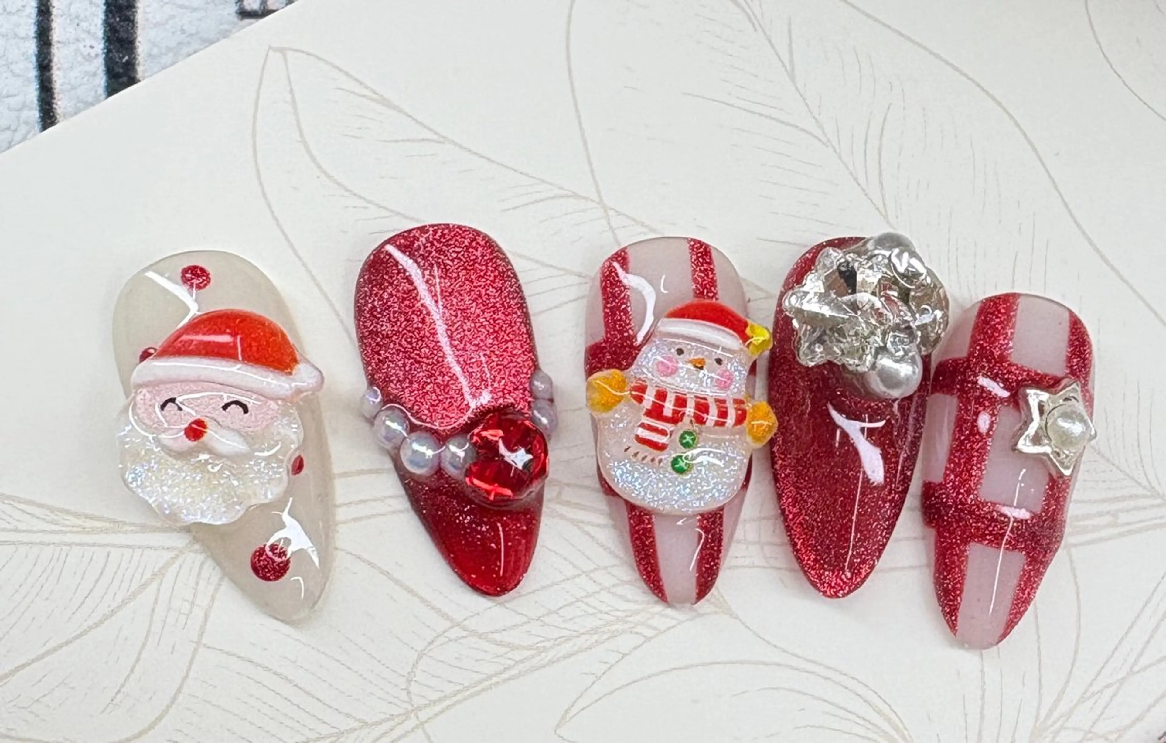 ネイル ハンドネイル フットネイル ハンドケア AngelChris ビューティーサロンのネイルデザイン