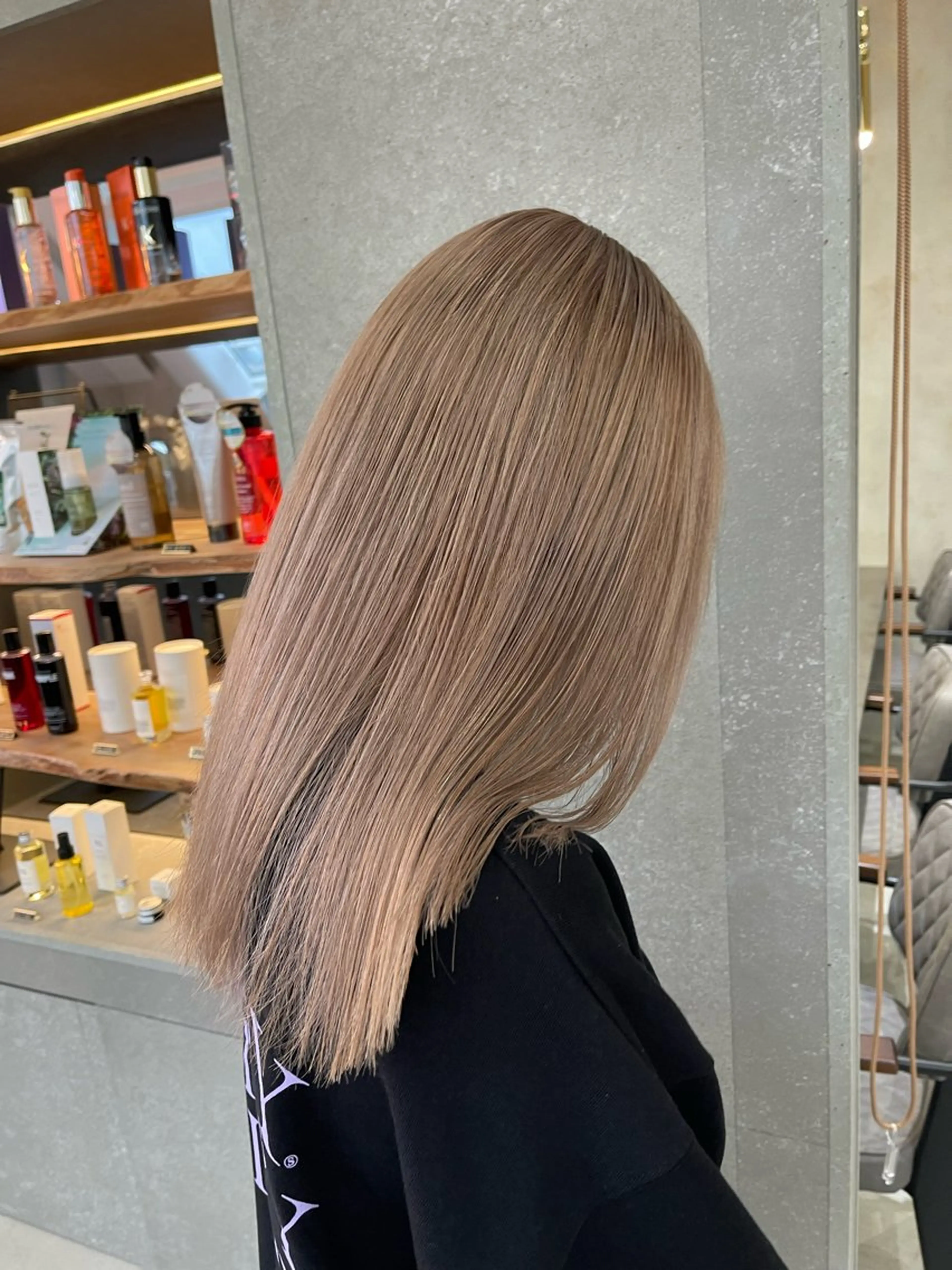 セミロング カラー ベージュカラー ダブルカラー ハイトーンカラー ミルクティーベージュ ヘアカラー トリートメント ブリーチ特化 梅田本多翔のヘアスタイル