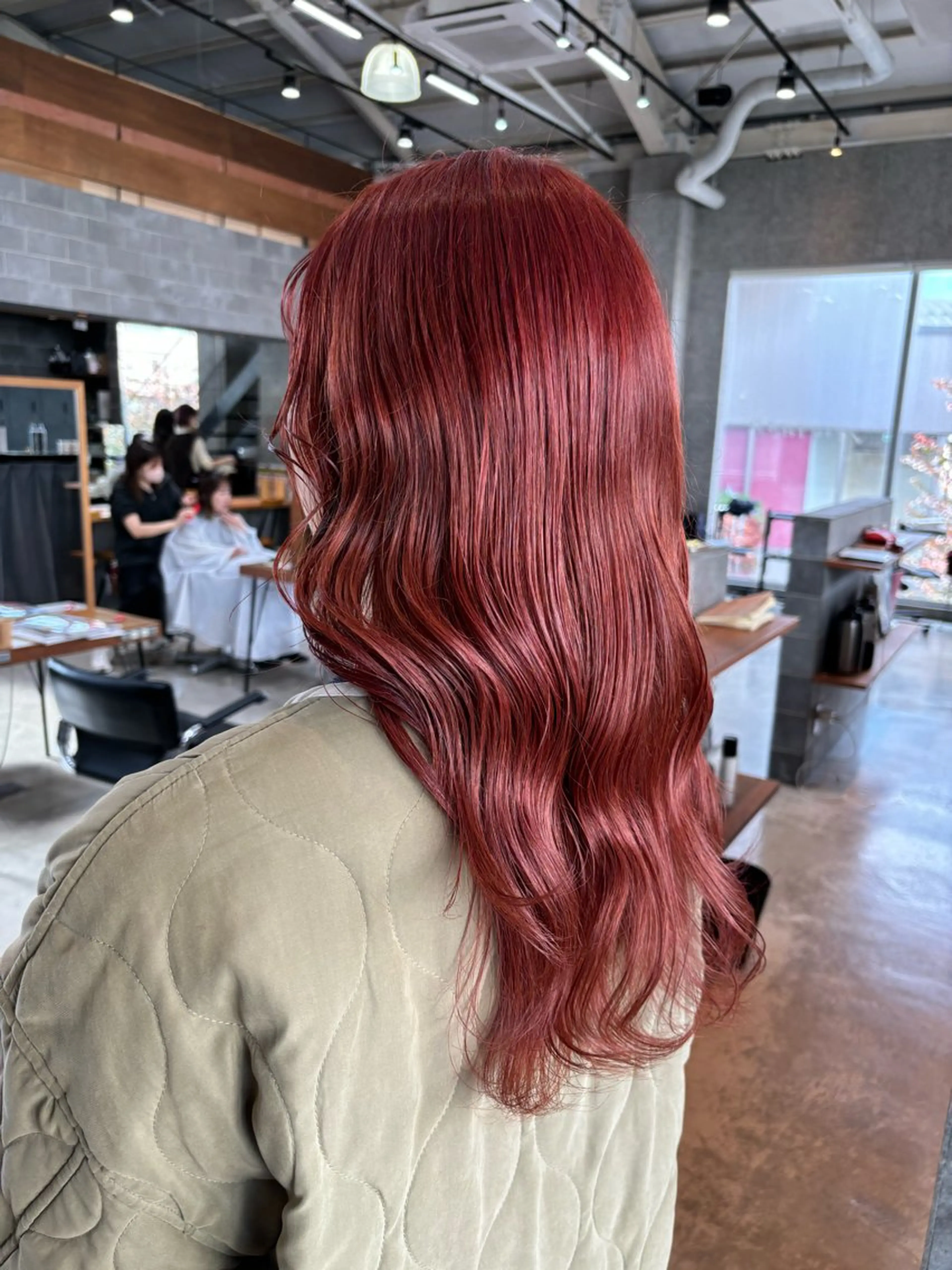 セミロング カラー ヘアアレンジ ブリーチ レッドカラー ヘアカラー トリートメント ヘッドスパ ヘアセット 押切 響　のヘアスタイル