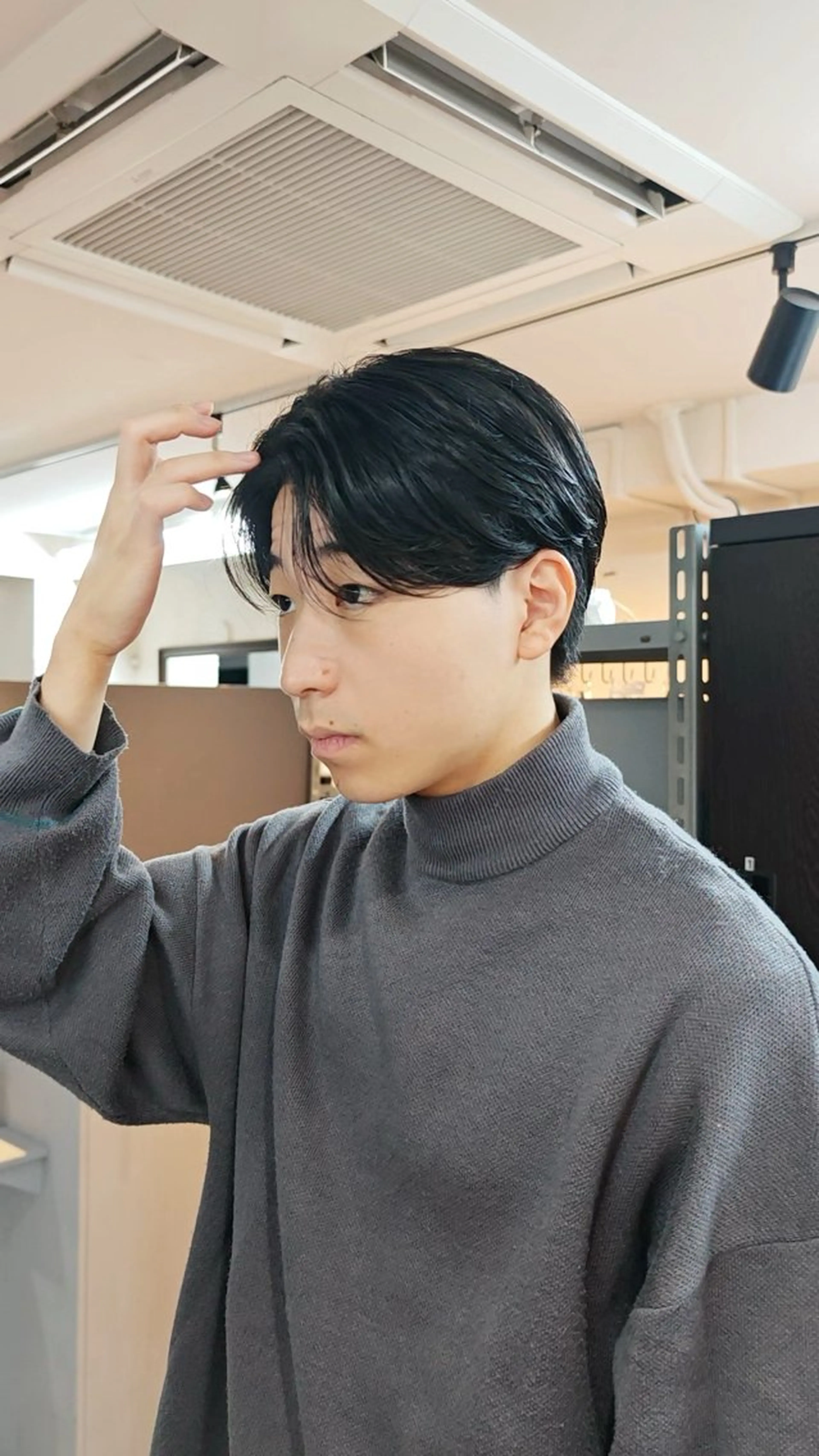 パーマ メンズ メンズブリーチ センターパート フェザーパーマ メンズハイライト メンズパーマ お悩み解決カット& パーマ。お任せ下さいのヘアスタイル