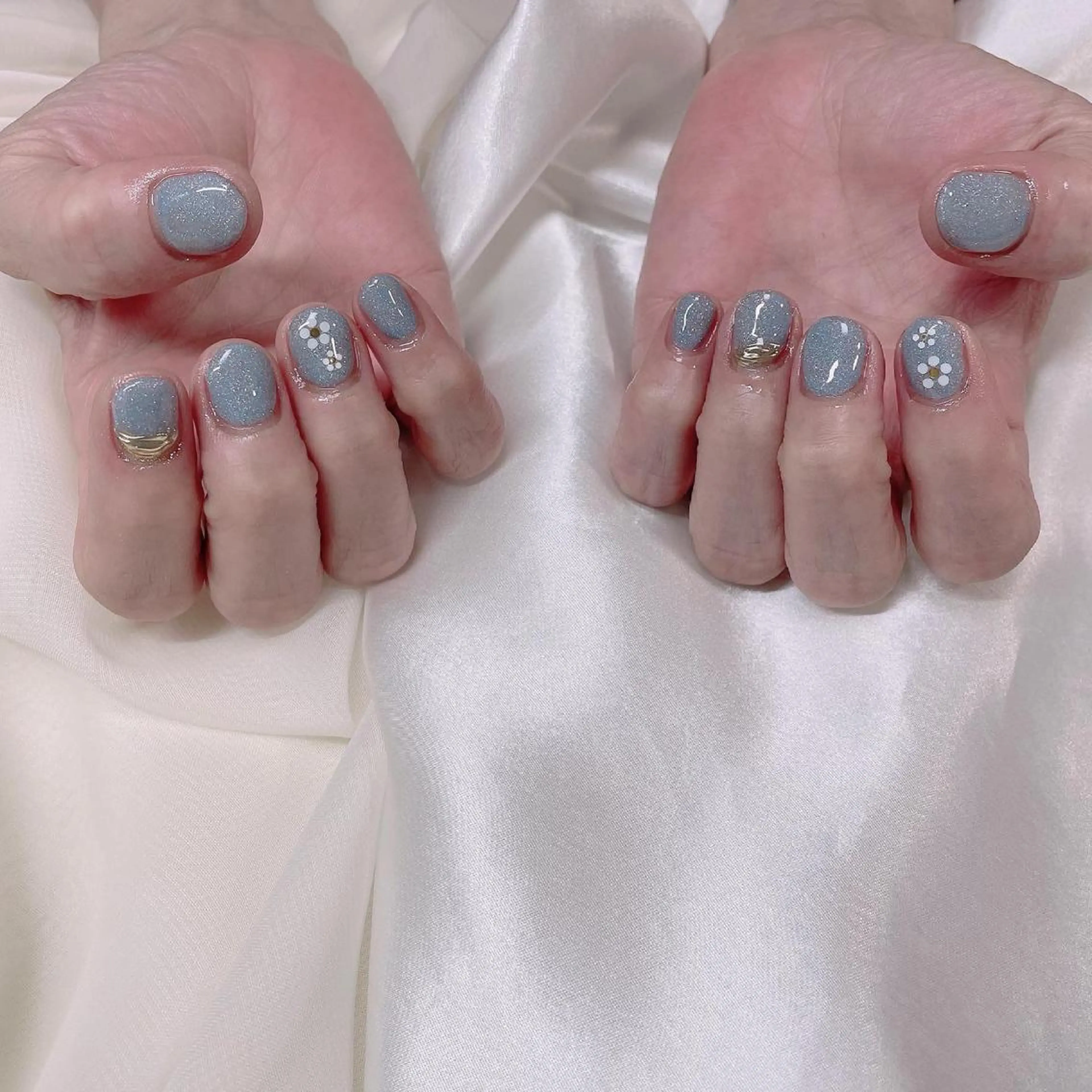 カラー ネイル ブルーカラー アートネイル ブルー フラワーネイル ラメ(グリッター) 𓂃🦢Aurora Swan🌙𓂃のネイルデザイン