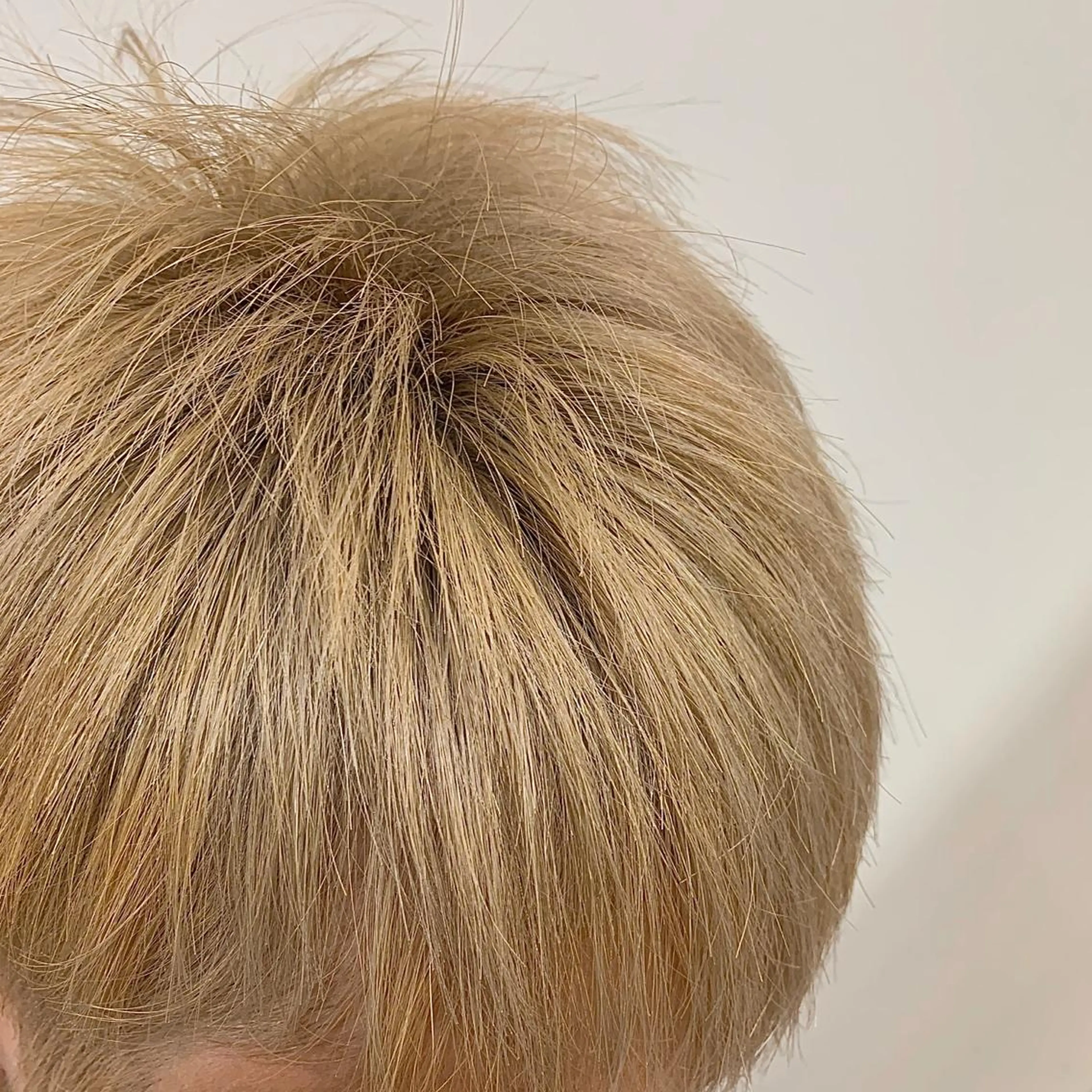 ショート カラー ベージュカラー ダブルカラー ホワイトベージュ クワハラ イオリのヘアスタイル