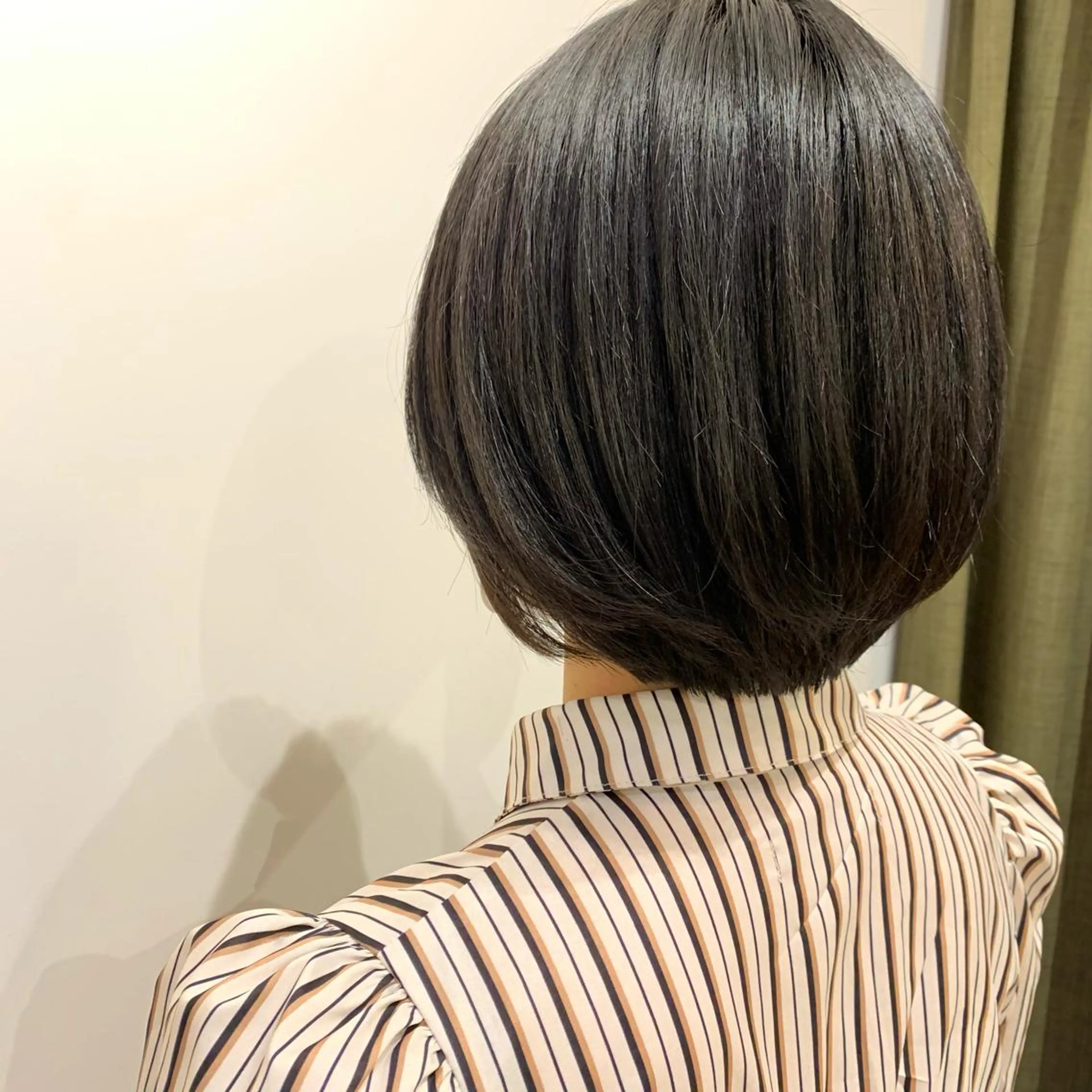 ショート カラー ショートボブ インナーカラー ボブ 伸ばしかけ ショートヘア 草野ゆずき⌇縮毛矯正 ⌇Wカラー⌇レイヤーのヘアスタイル