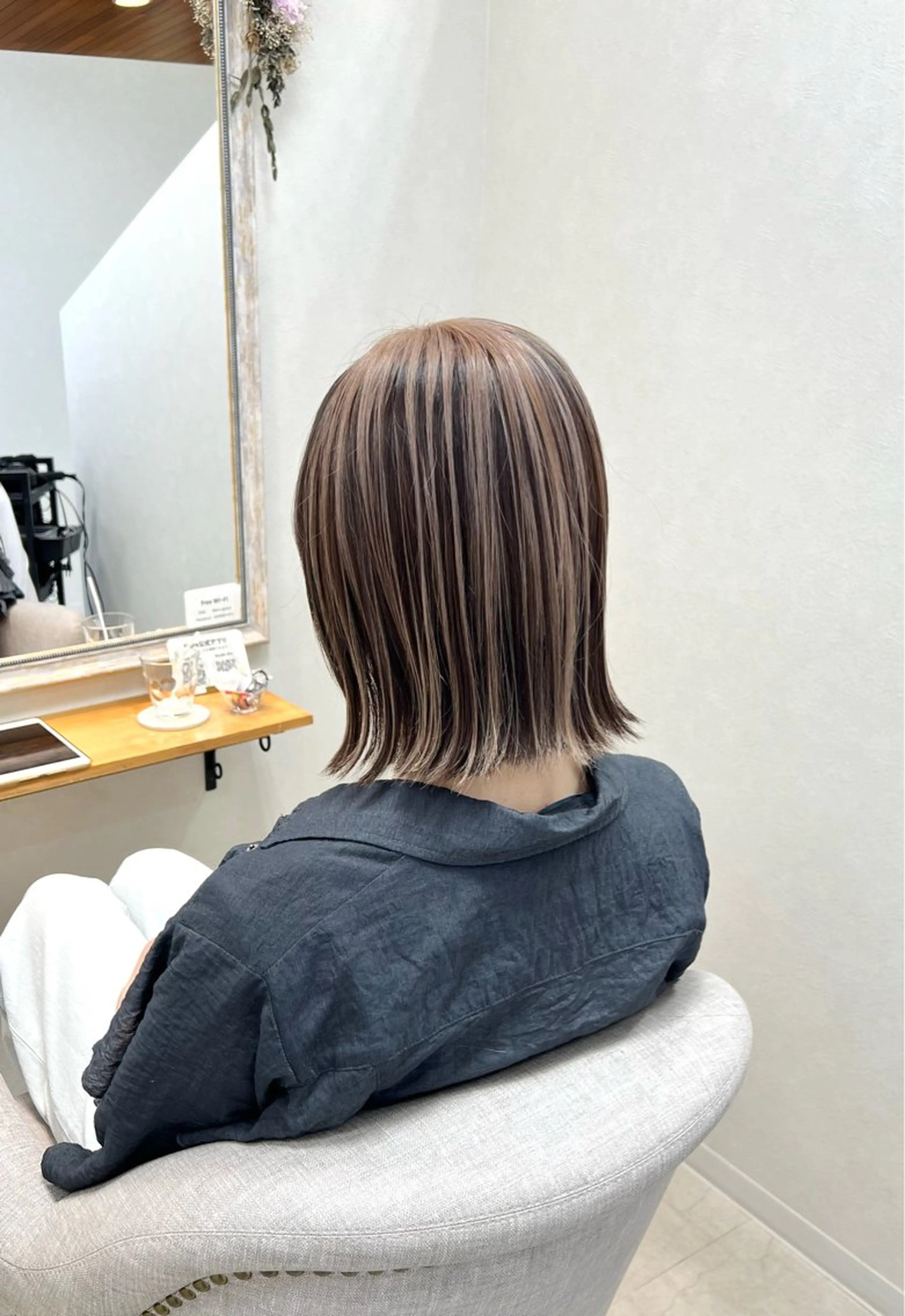 ミディアム カラー ベージュカラー デザインカラー ミルクティーベージュ カット ヘアカラー トリートメント ショート/白髪ぼかし 君和田若菜のヘアスタイル