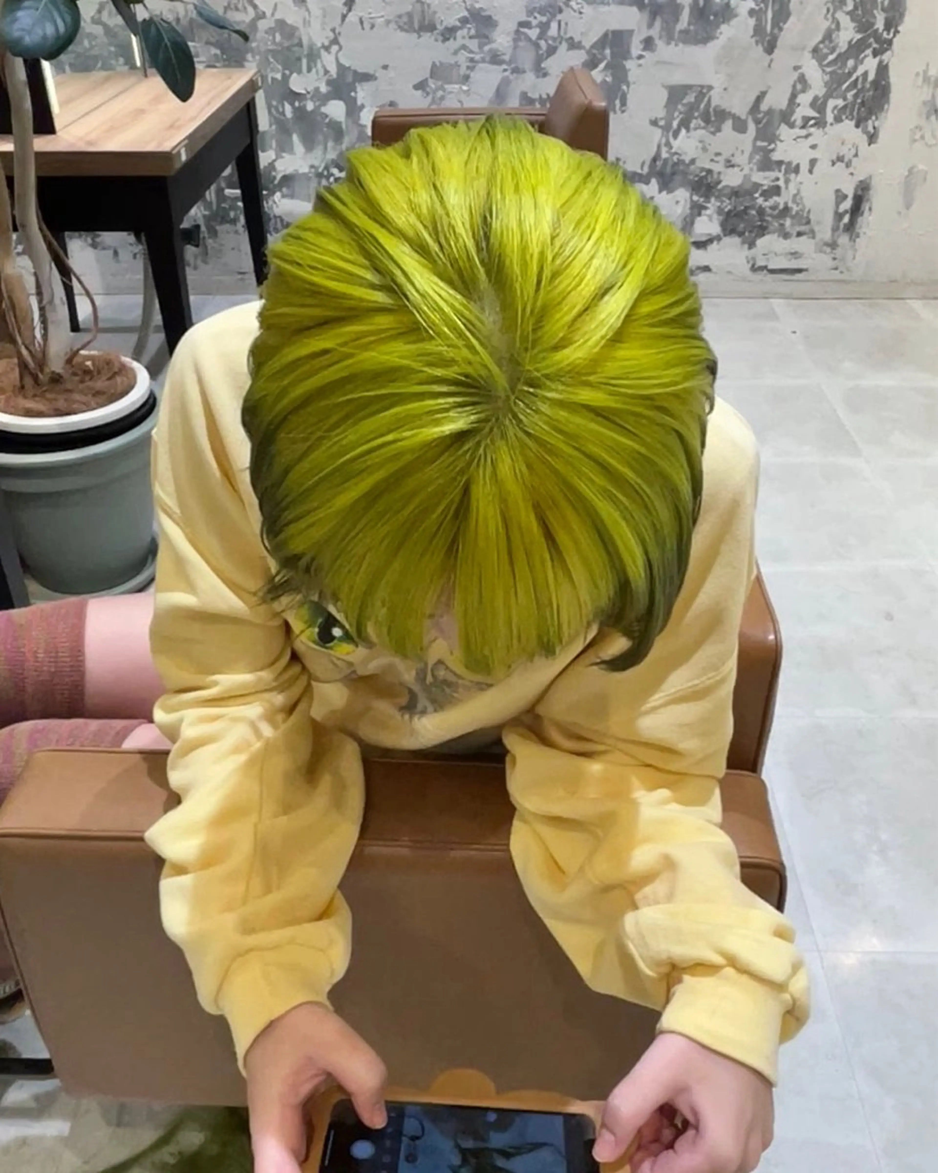 ミディアム カラー ブリーチ ケアブリーチ カット ヘアカラー トリートメント Vicky オリーブ メンズカジュアルのヘアスタイル