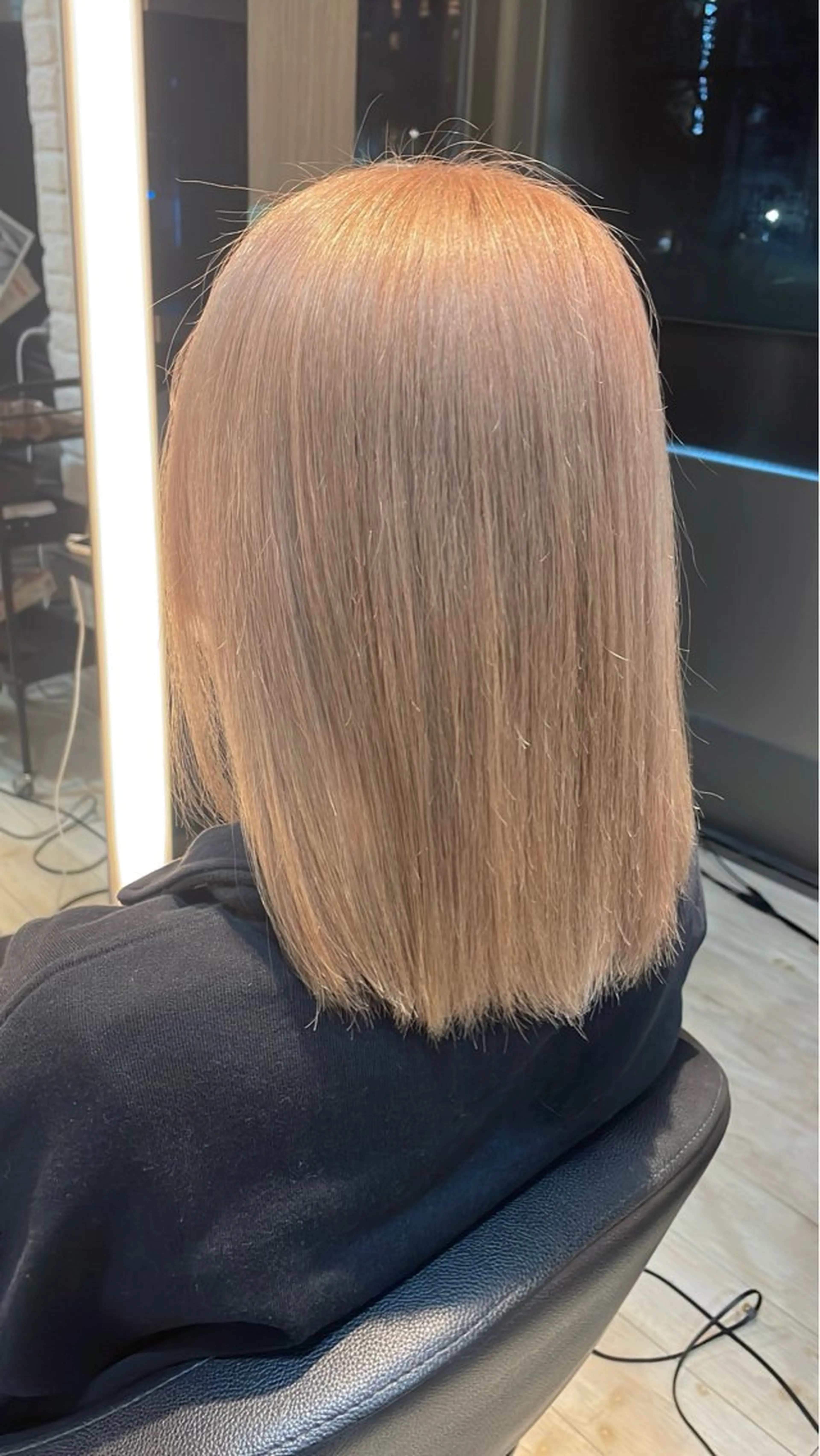 ミディアム カラー ブリーチ/髪質改善/ ハイトーン/暖色のヘアスタイル