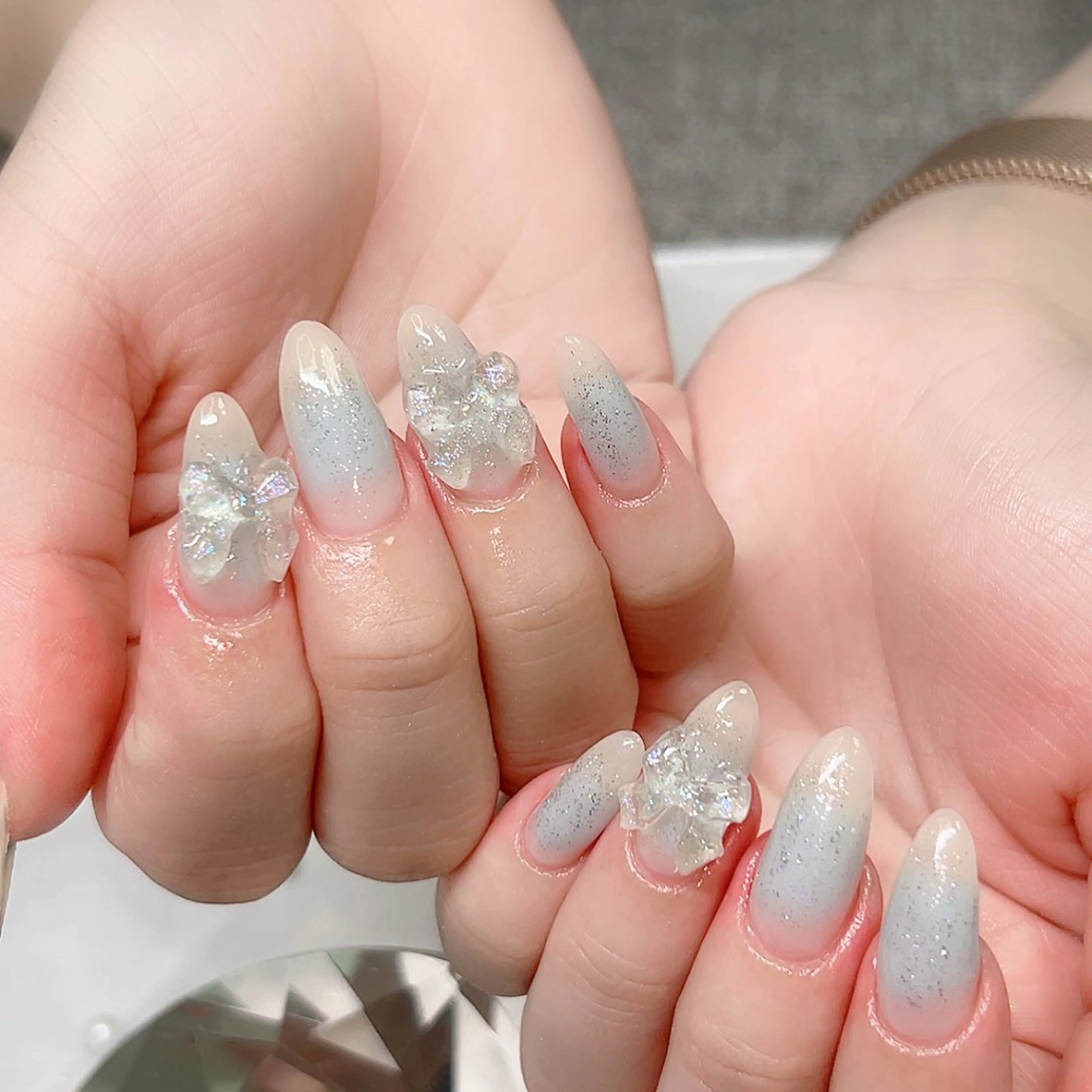 ネイル ブルー チークネイル キラキラネイル ラメ(グリッター) 夏ネイル ハンドネイル Cute Tips nailのネイルデザイン