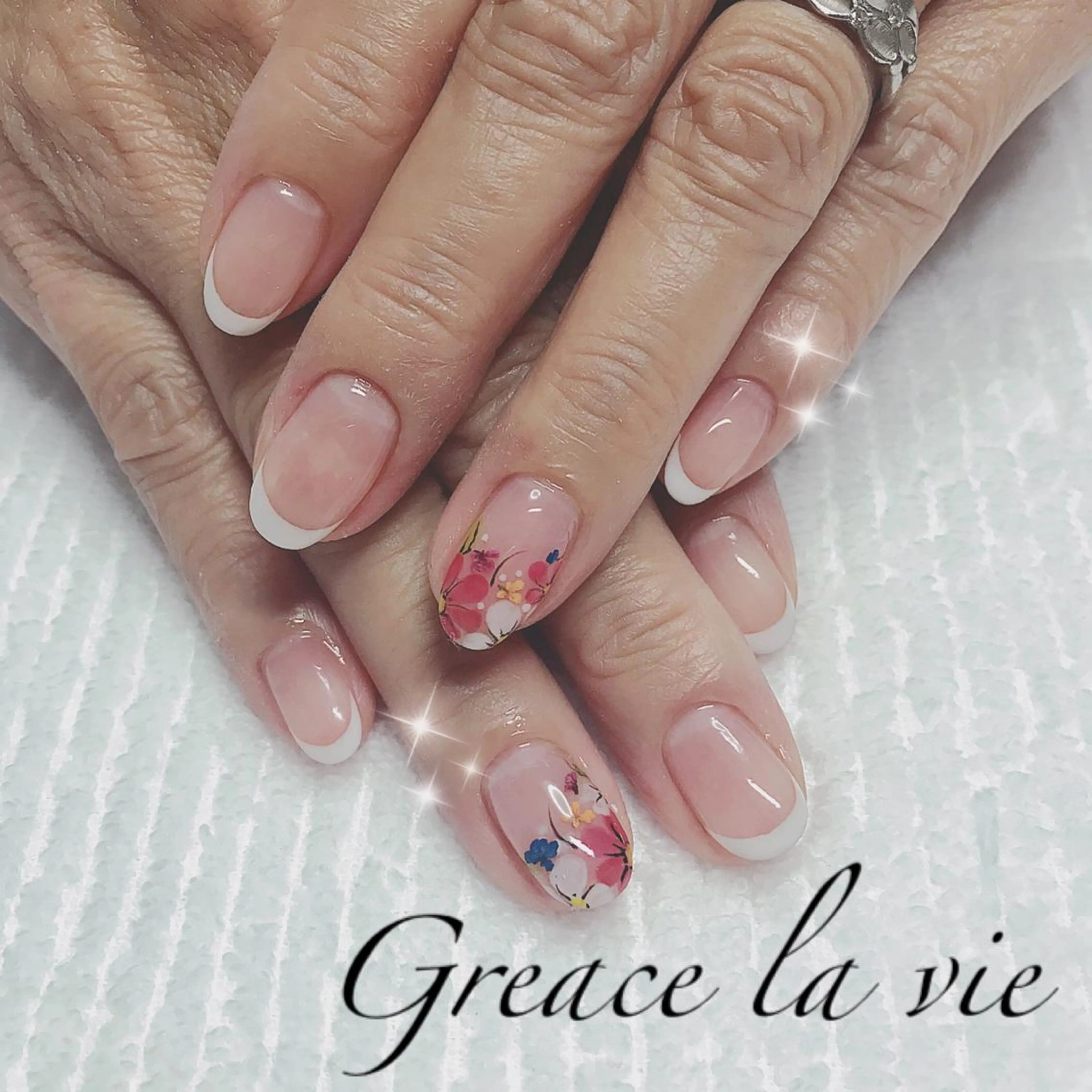 セミロング カラー パーマ ヘアアレンジ キッズ ネイル マツエク・マツパ フラワーネイル シンプルネイル Greace  la vieのネイルデザイン