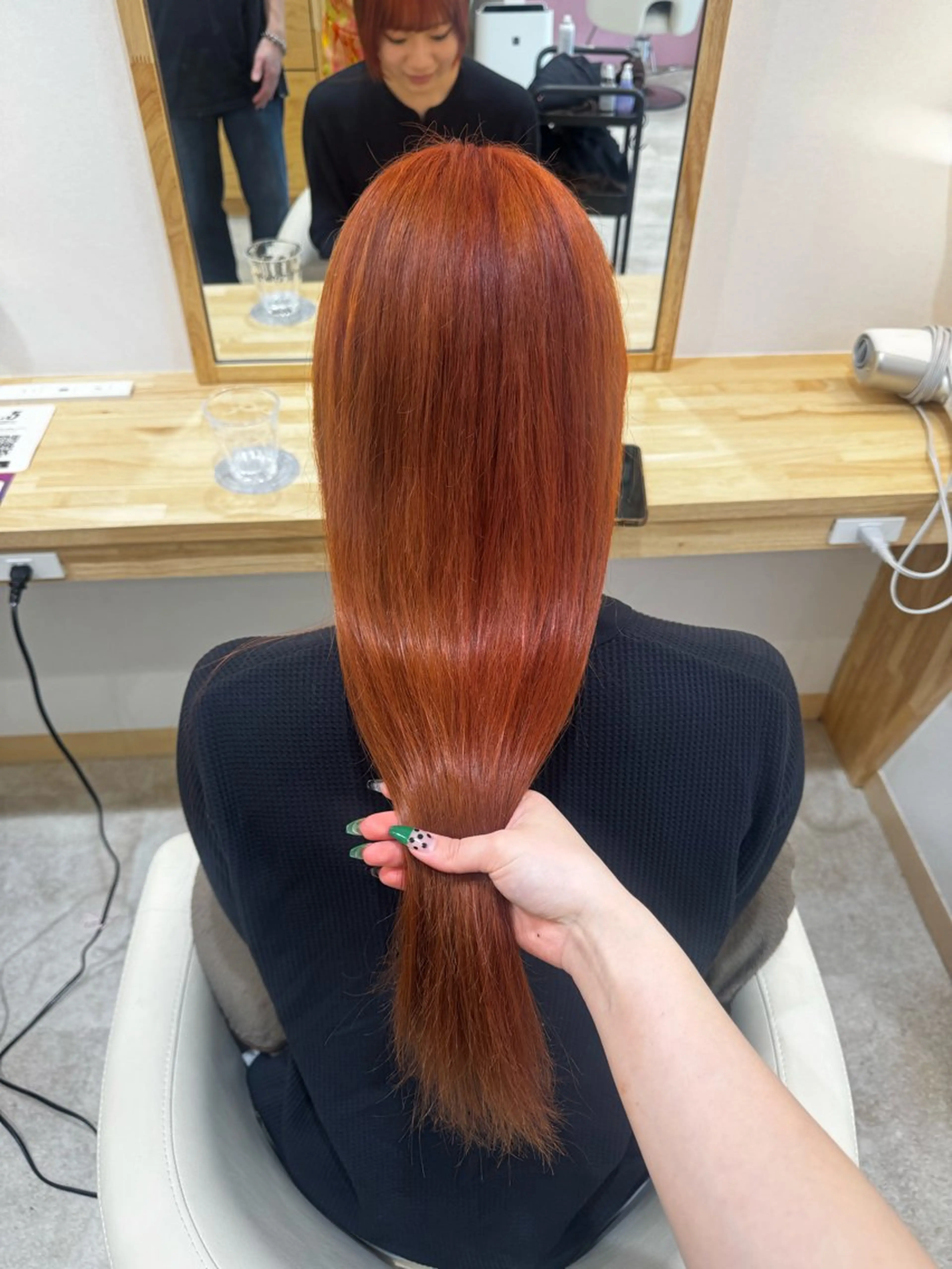 ロング ayana レイヤー／艶カラーのヘアスタイル