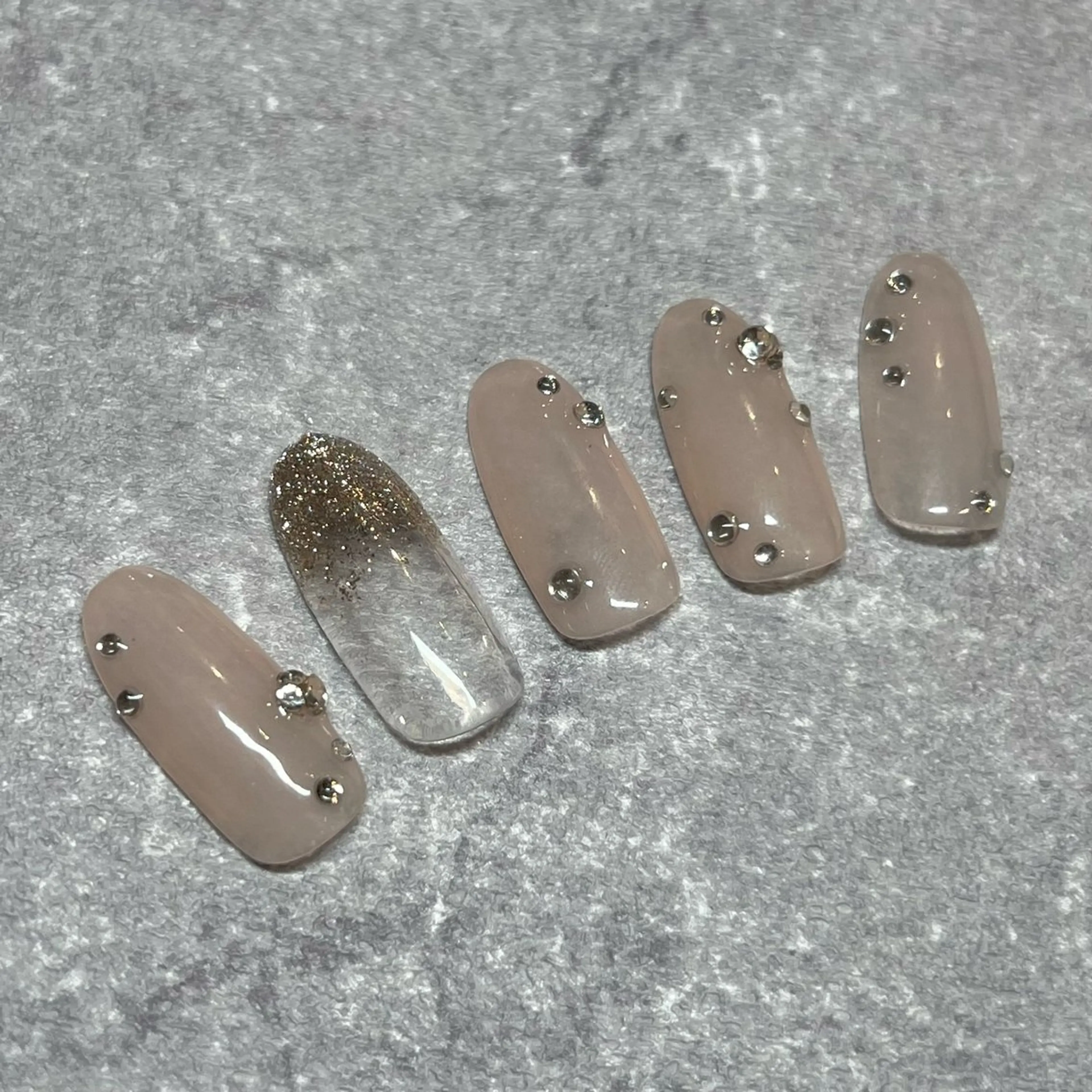 ネイル ワンカラーネイル ストーンネイル ハンドネイル O. Harukaのネイルデザイン